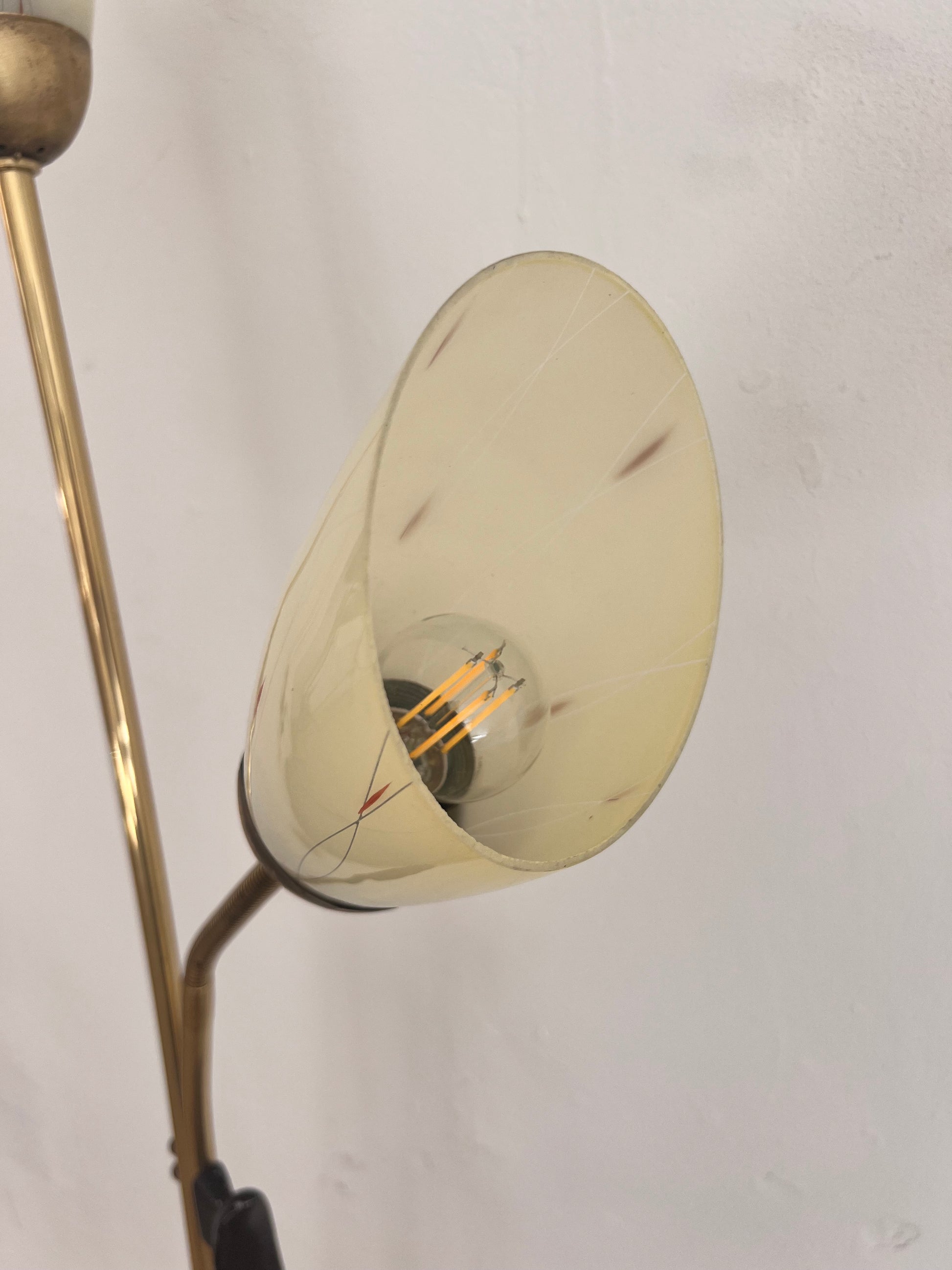 Stehlampe mit zwei Schwanenhalsarmen Messing