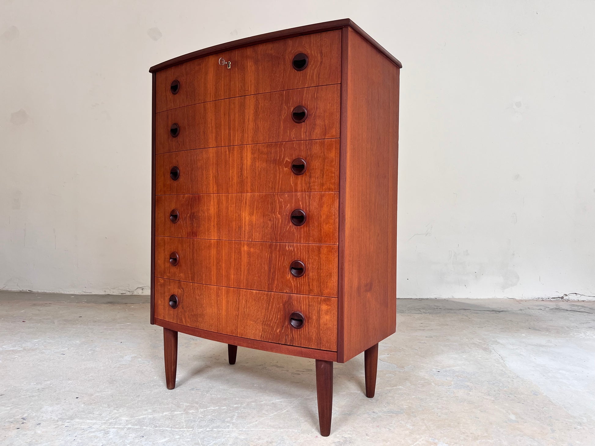Halbrunde Kommode Teak mit runden Griffen & Schloss aus Dänemark