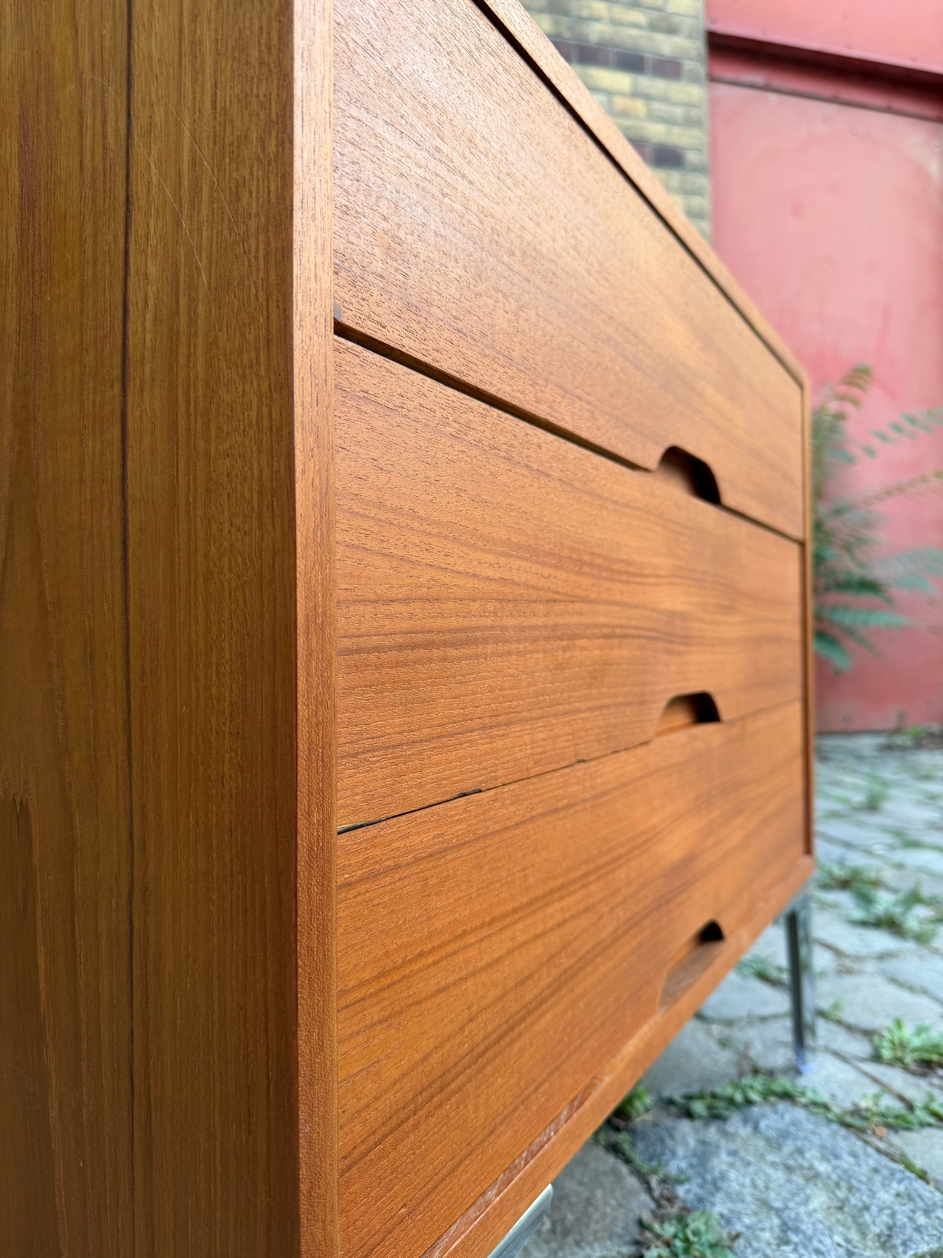 Kommode Teak mit Schubladen auf Chromfüßen