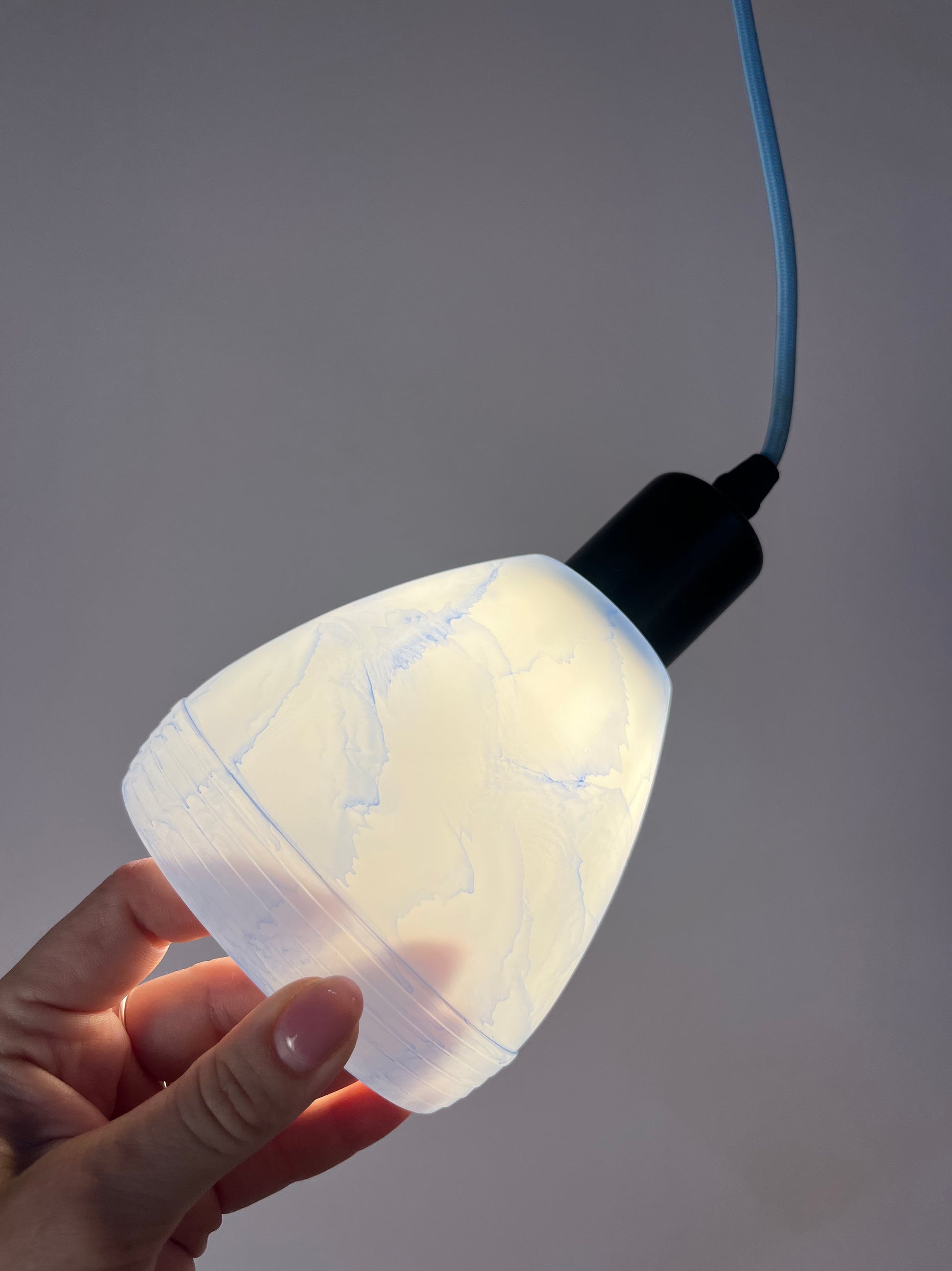 Hängelampe blau weiß marmoriert Glas