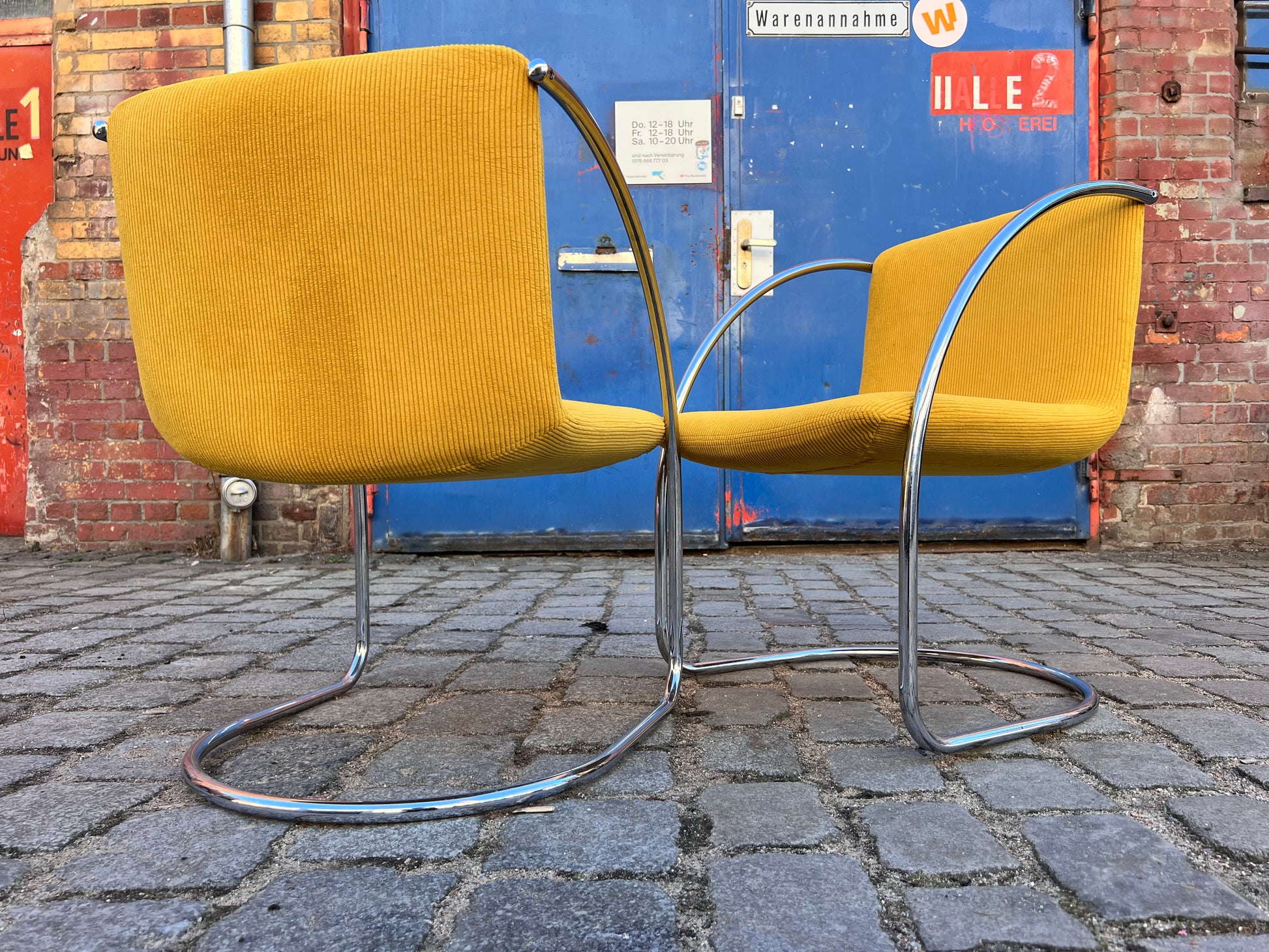 Freischwinger „Lens“ senfgelb Cord & Chrom von Giovanni Offredi für Saporiti Italia