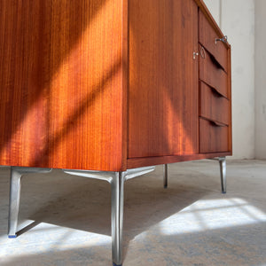 Kommode Teak mit neuen Chromfüßen von Werner Ortlepp