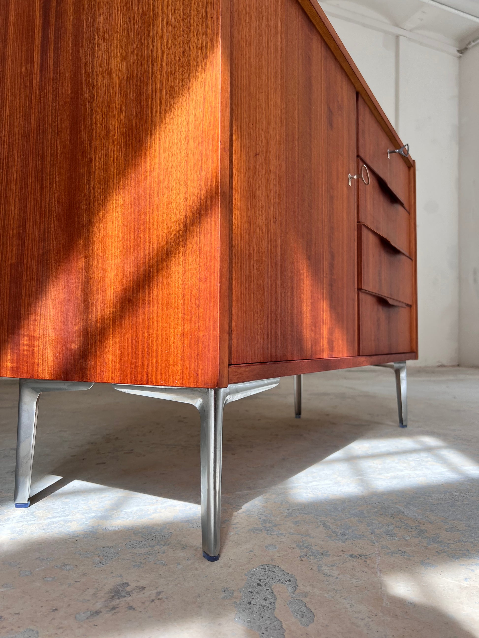 Kommode Teak mit neuen Chromfüßen von Werner Ortlepp
