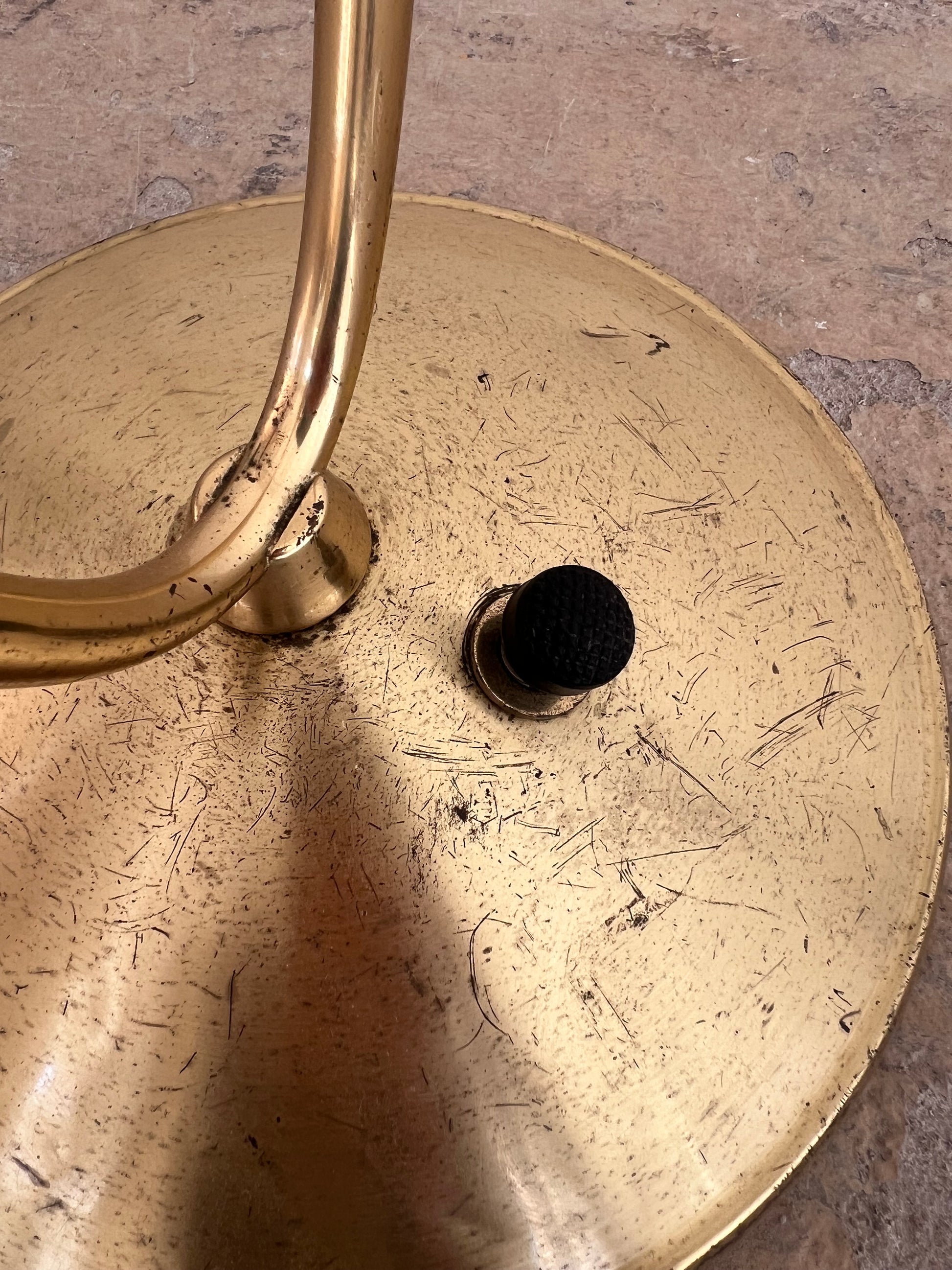 Stehlampe mit zwei Schwanenhalsarmen Messing