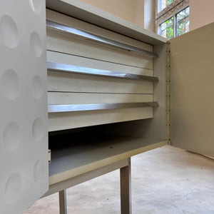 Sideboard weiß mit kreisförmigem Reliefmuster aus Belgien