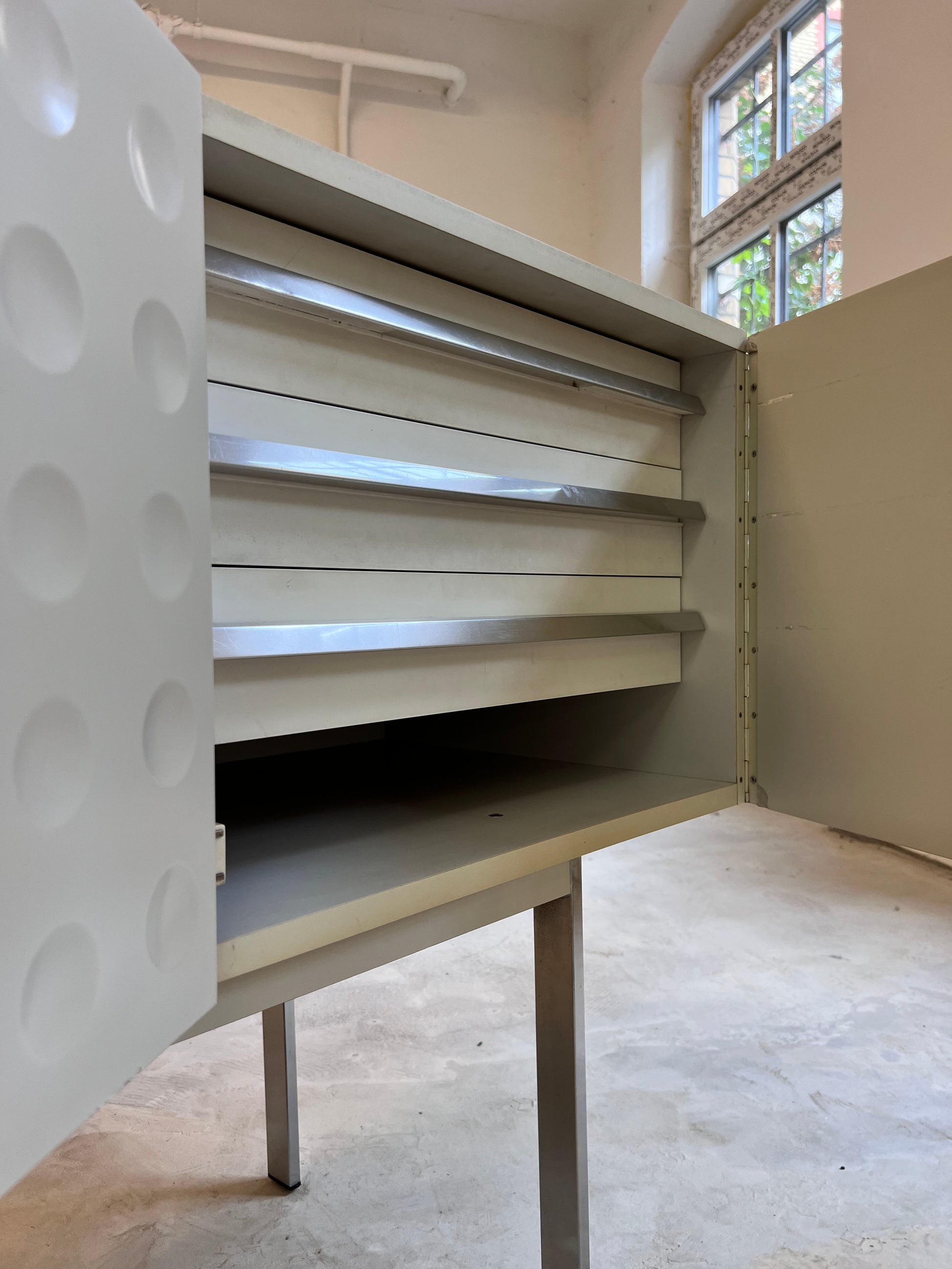 Sideboard weiß mit kreisförmigem Reliefmuster aus Belgien