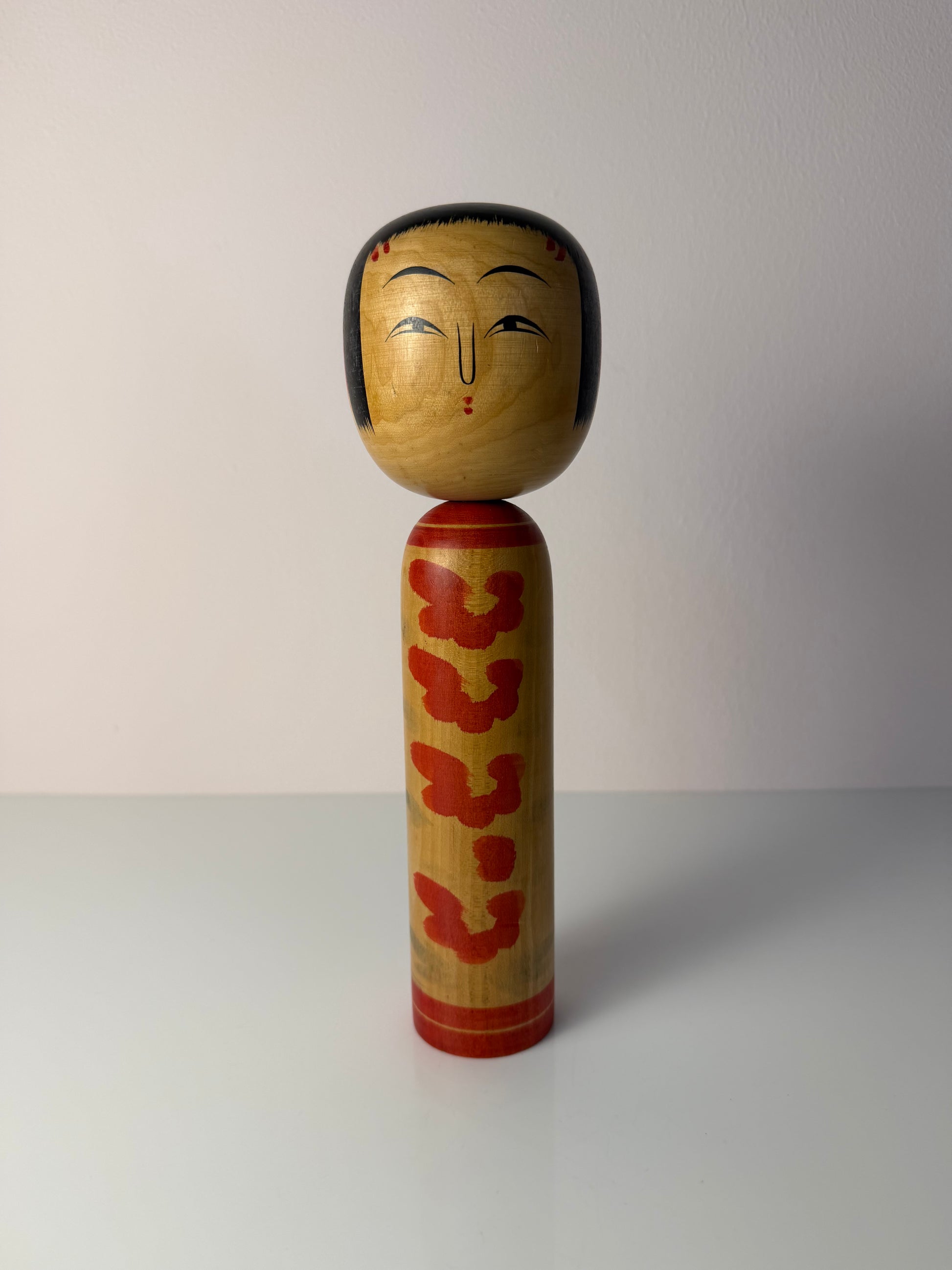 Japanische Kokeshi Holzfigur handbemalt