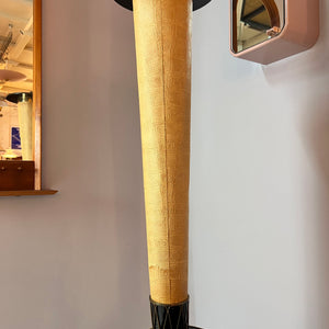 Tisch mit Stehlampe
