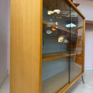 Vitrine Esche mit hellblauer Rückwand & neuen Chromfüßen von Hellerau