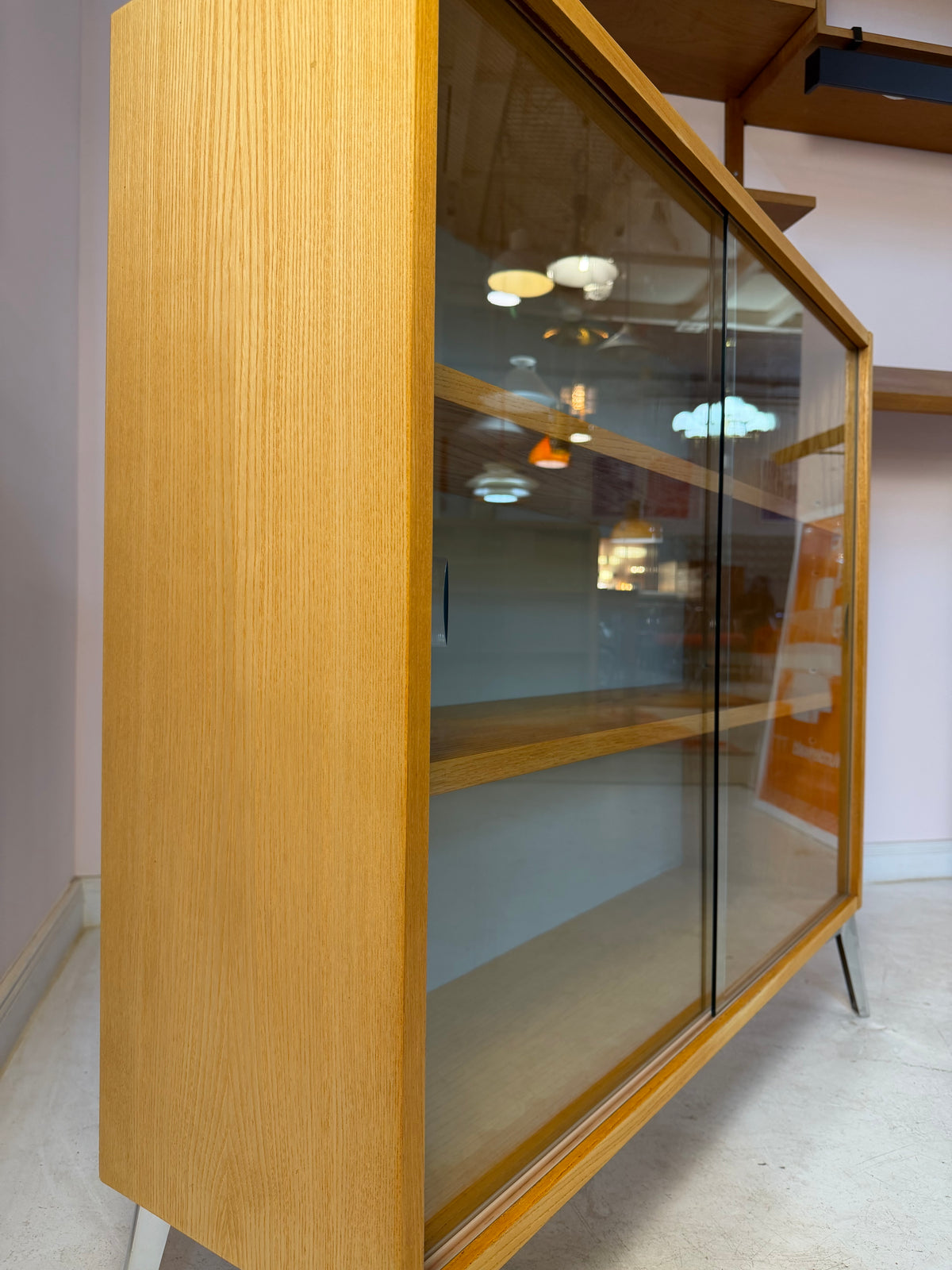 Vitrine Esche mit hellblauer Rückwand & neuen Chromfüßen von Hellerau