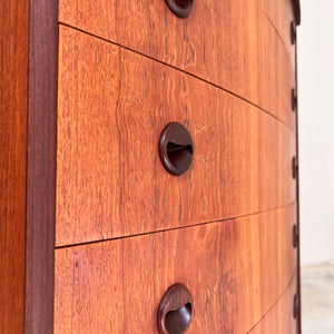 Halbrunde Kommode Teak mit runden Griffen & Schloss aus Dänemark