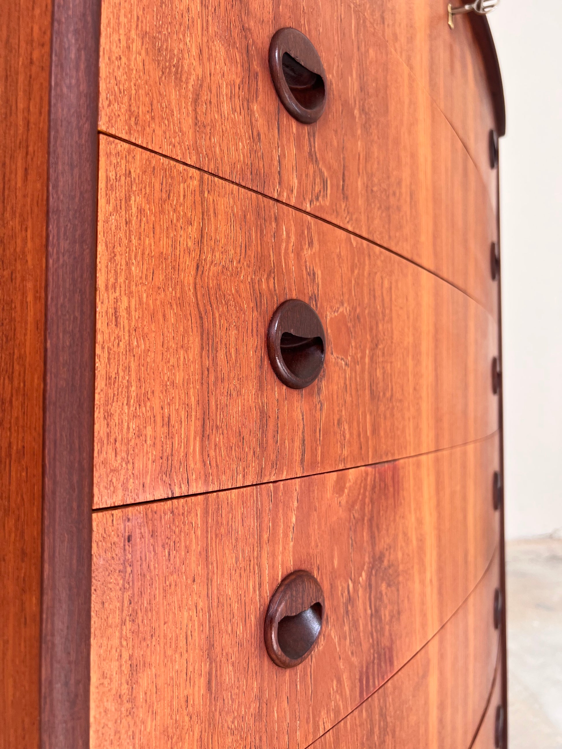 Halbrunde Kommode Teak mit runden Griffen & Schloss aus Dänemark