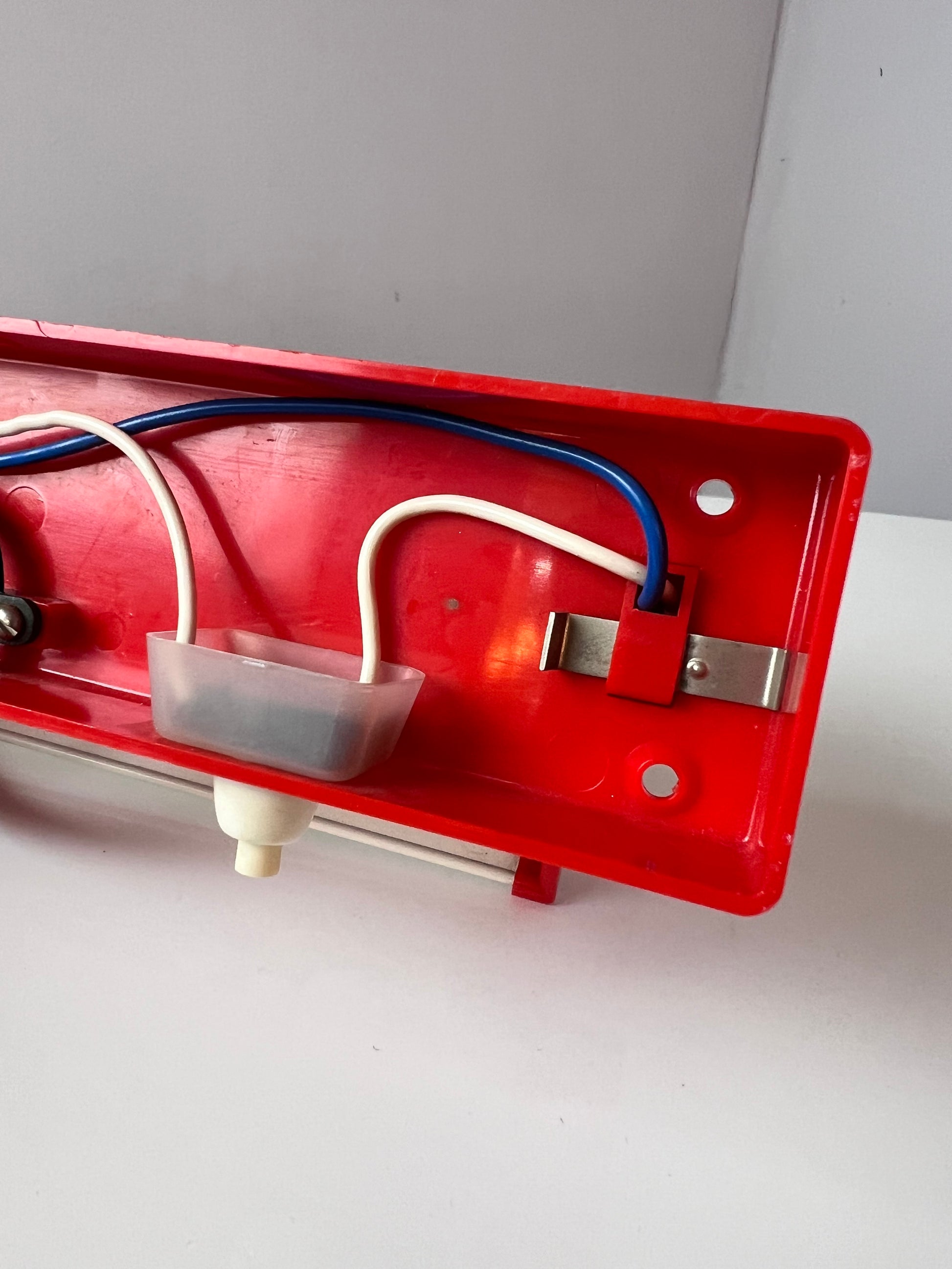 Wandleuchte rot gold von Lyfa Dänemark