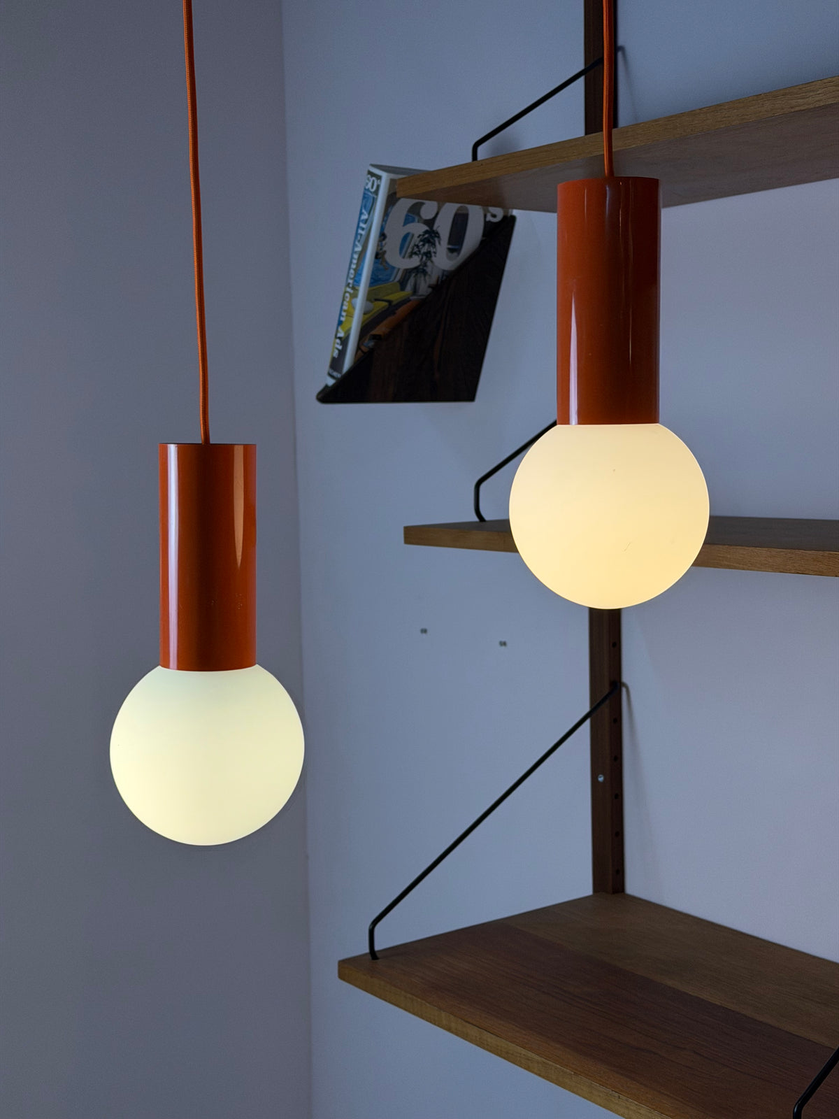 Set: 2x Hängelampe orange mit Opalglas Globus