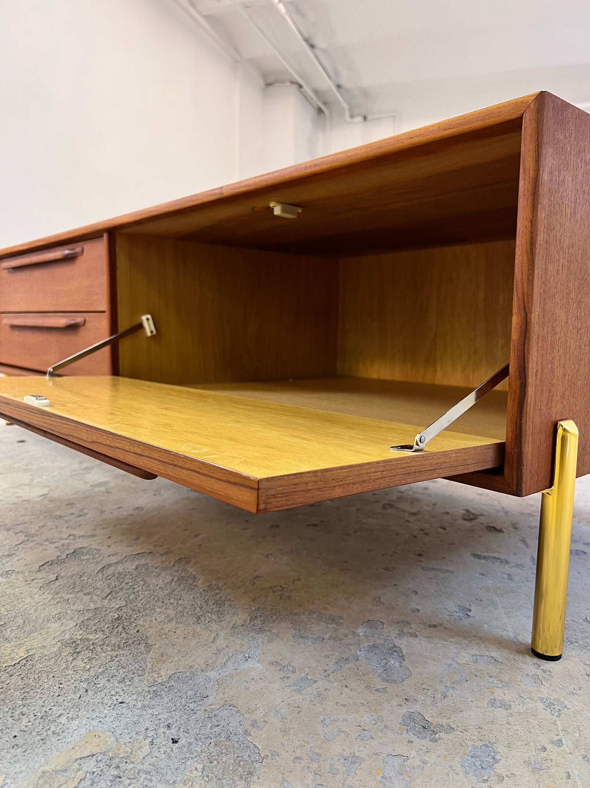 Lowboard Teak mit neuen Metallbeinen von rt Möbel