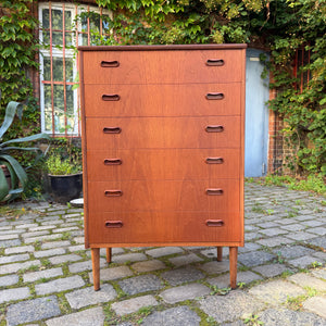 Kommode Teak mit Griffmulden von Kværndrup Møbelfabrik