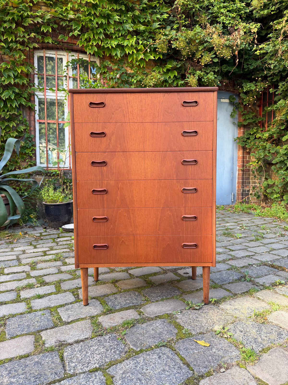Kommode Teak mit Griffmulden von Kværndrup Møbelfabrik