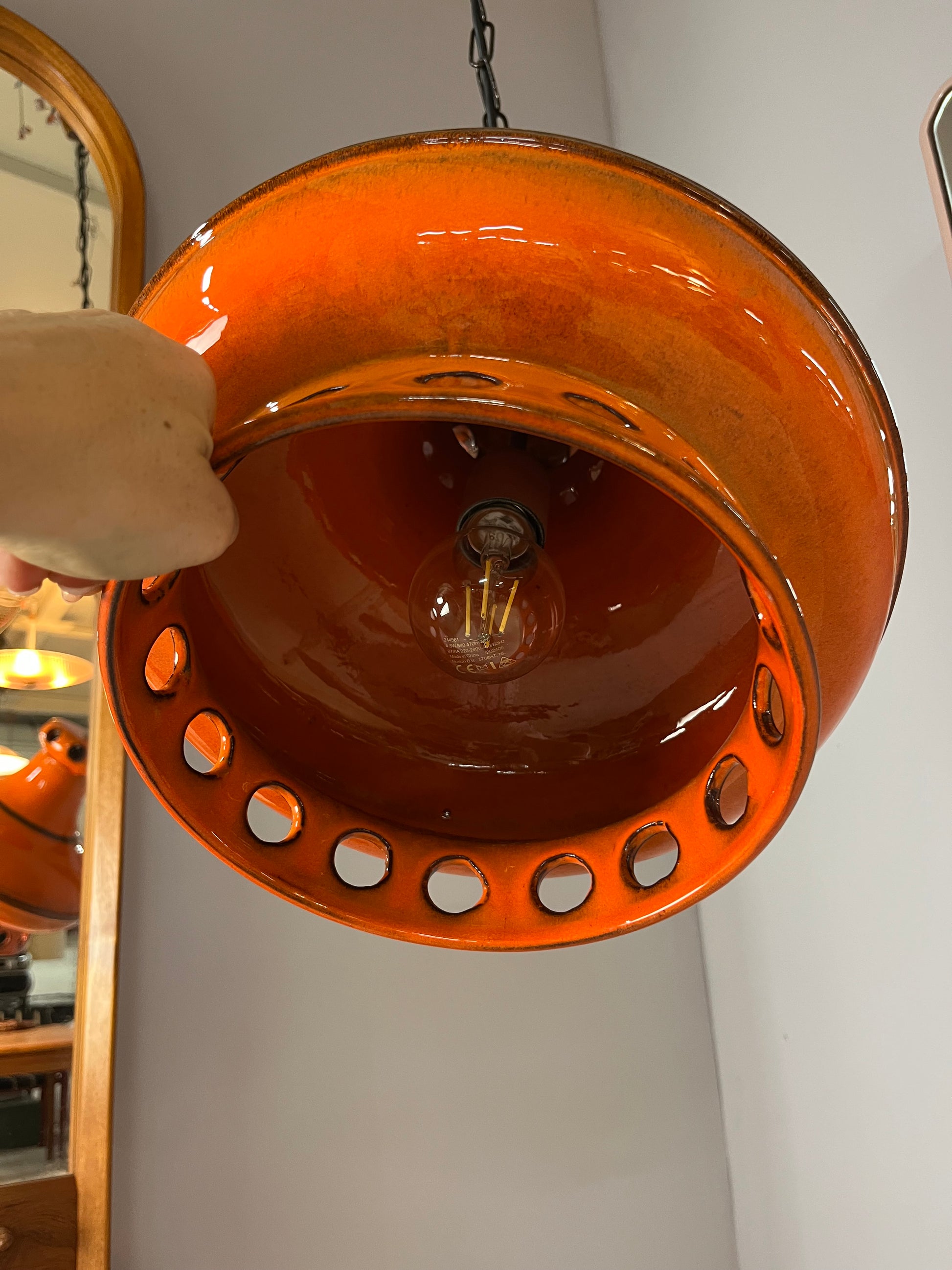Keramiklampe orange mit Kette aus Westdeutschland