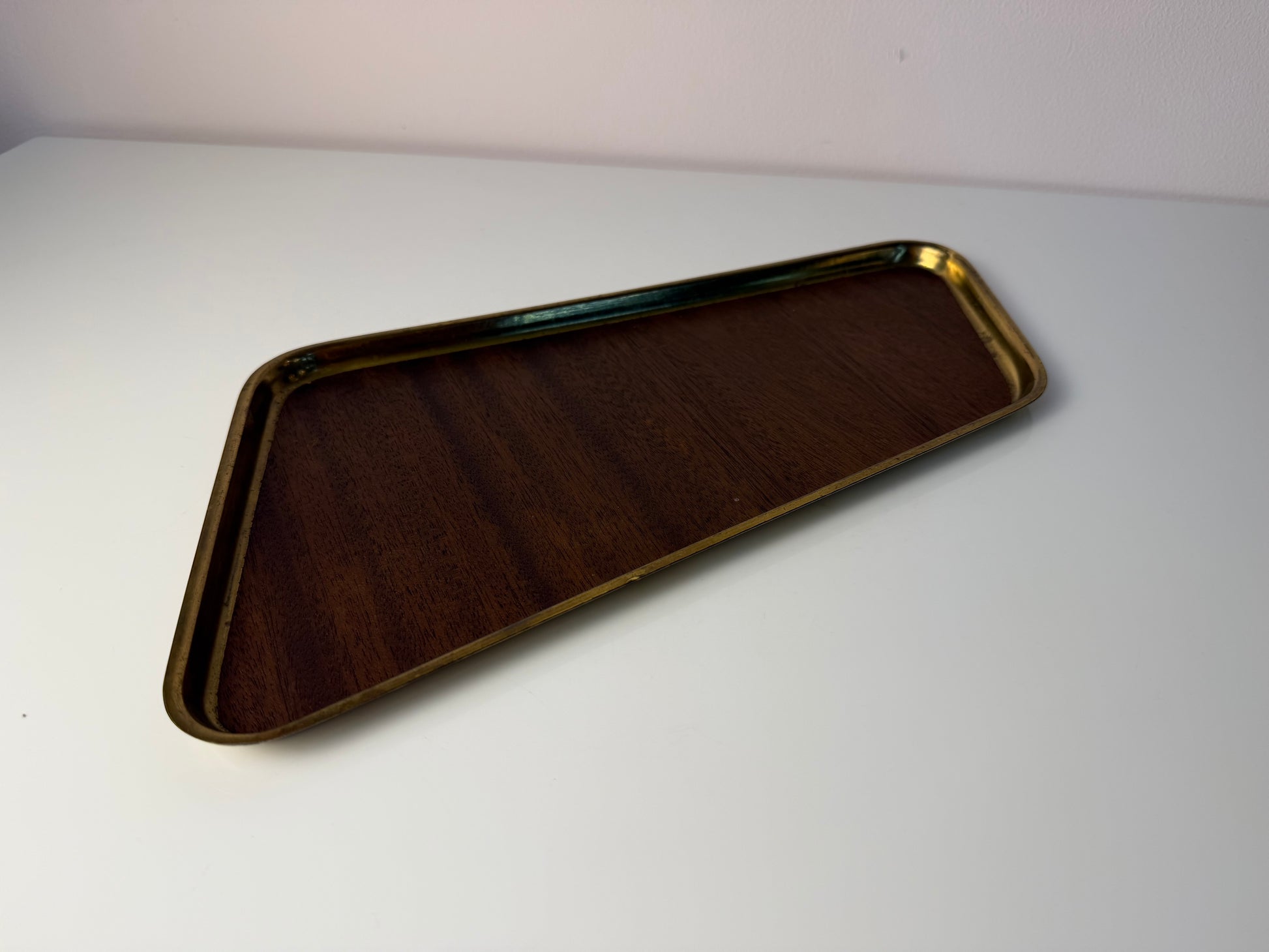 Asymmetrisches Tablett Messing Teak Furnier aus Dänemark
