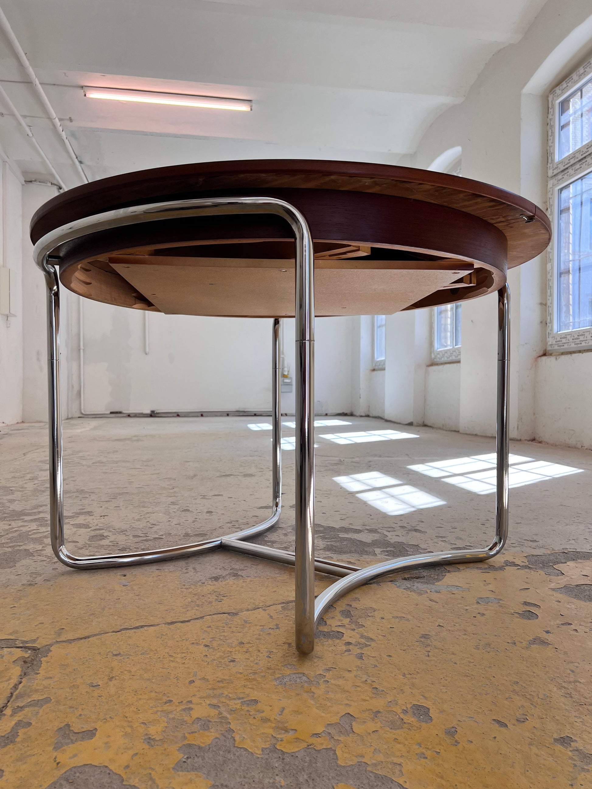 Runder Esstisch Chrom Nussbaum mit Butterfly Auszug