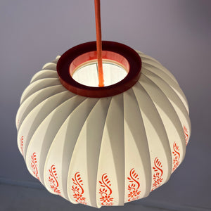 Hängelampe mit roten Blumendetails von Lars Schiøler