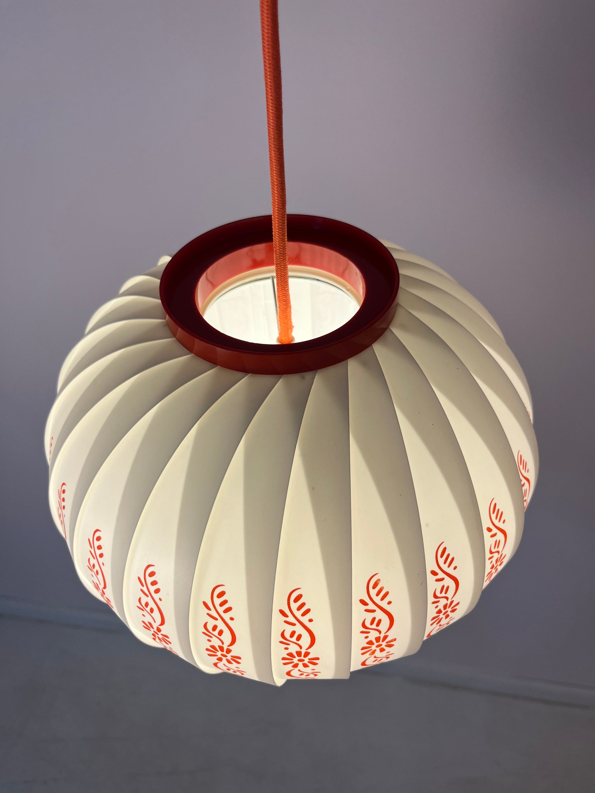 Hängelampe mit roten Blumendetails von Lars Schiøler