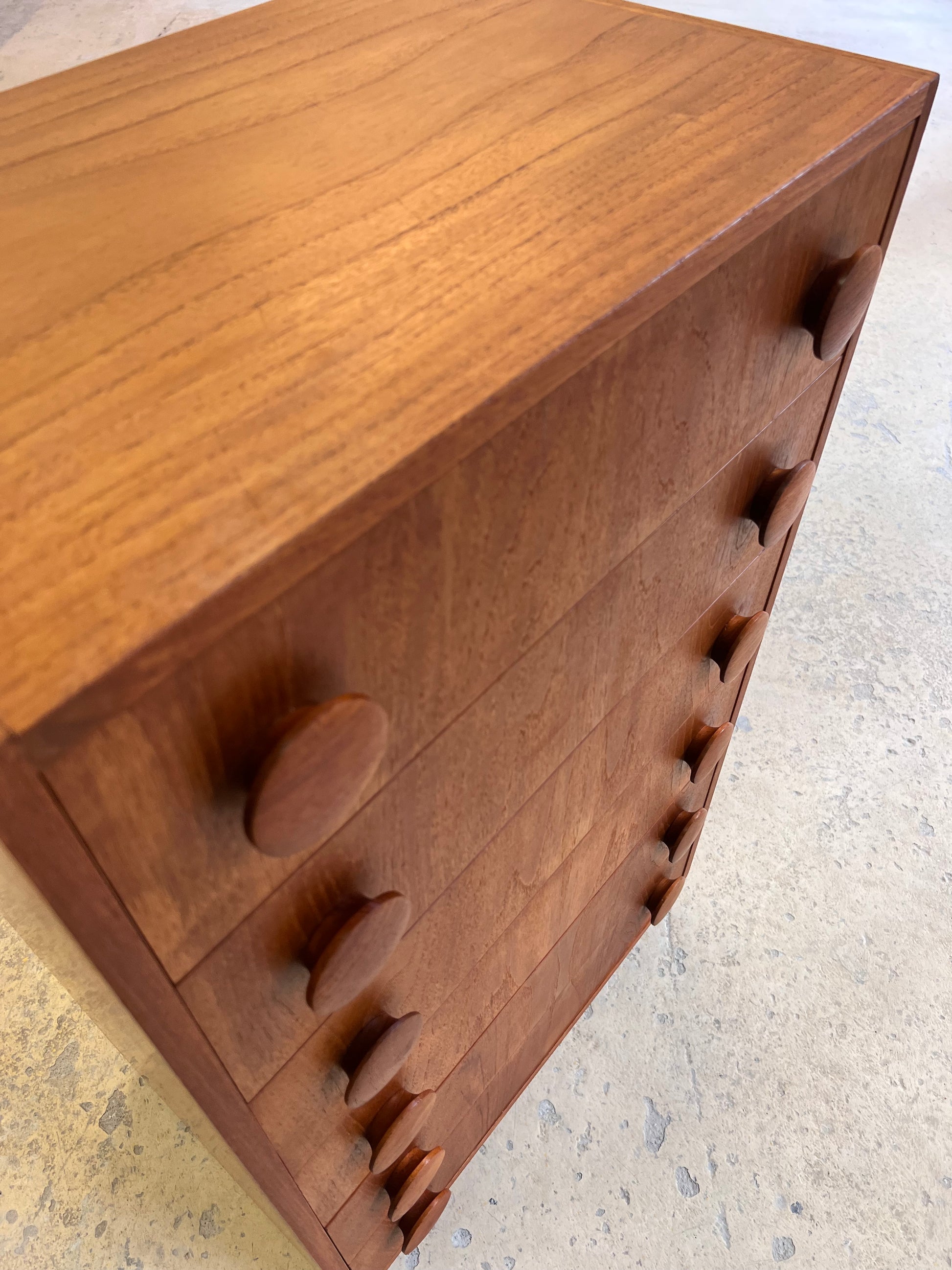 Kommode Teak mit runden Griffen aus Dänemark