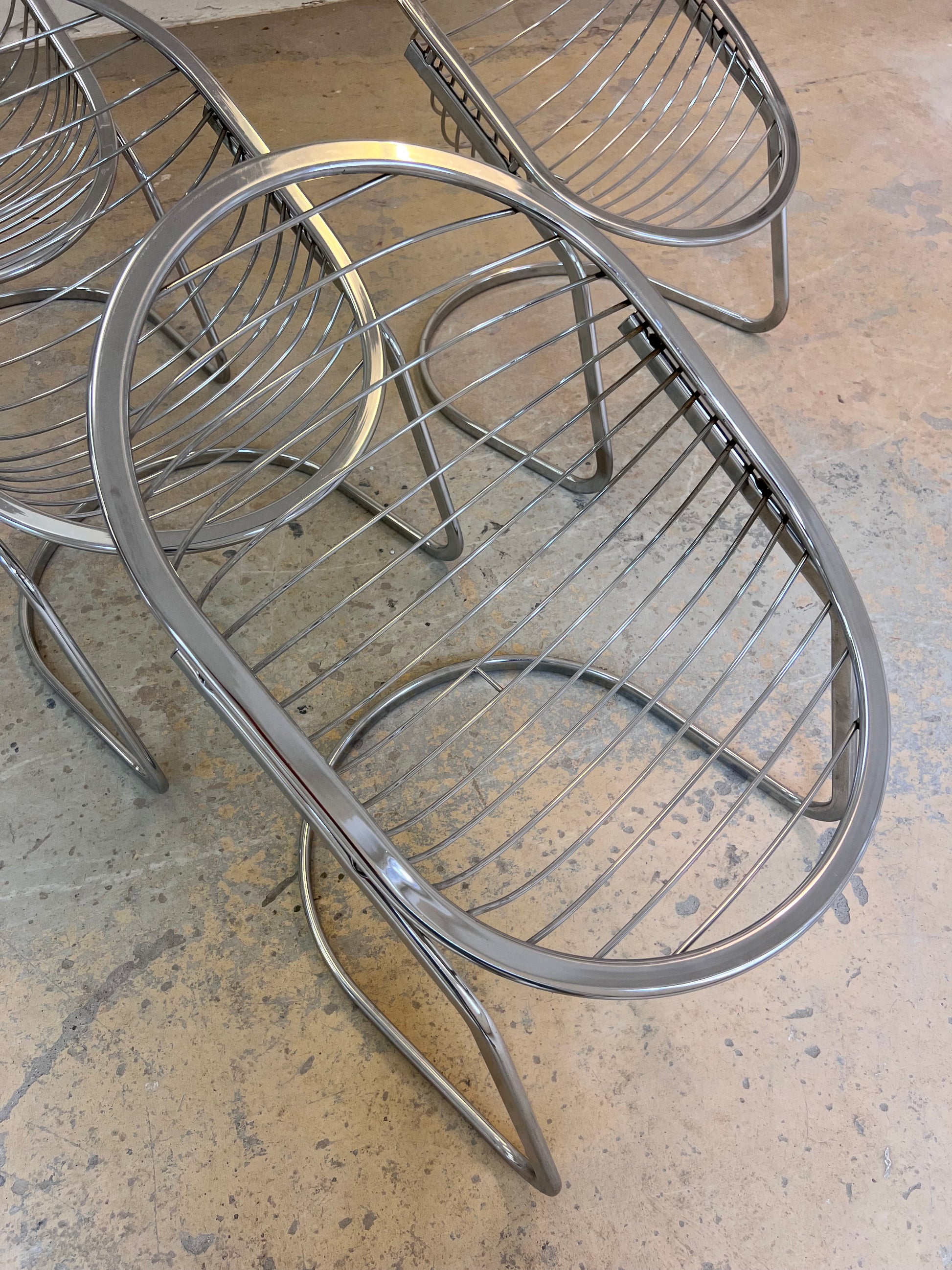 Freischwinger Modell Egg Chair mit Fell von Gastone Rinaldi