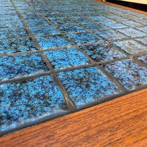 Quadratischer Beistelltisch Teak mit blauen Fliesen aus Dänemark