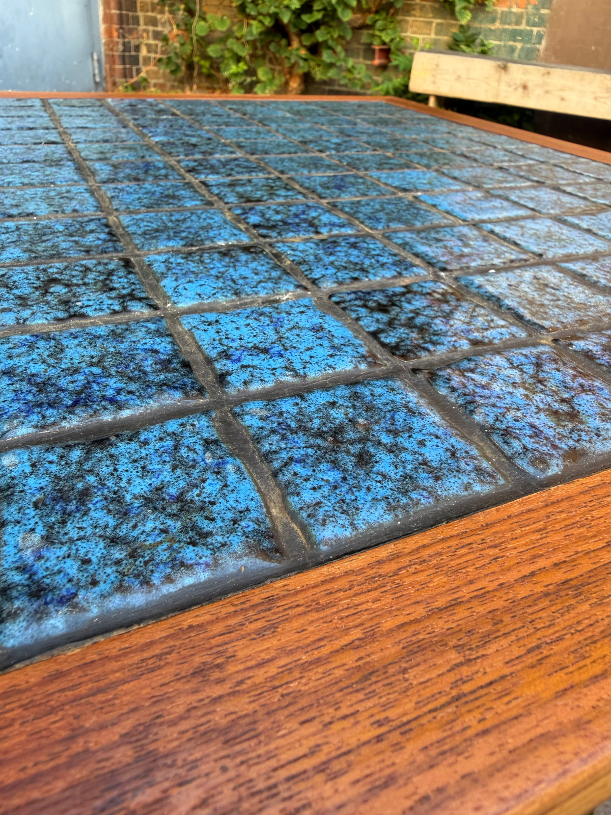 Quadratischer Beistelltisch Teak mit blauen Fliesen aus Dänemark
