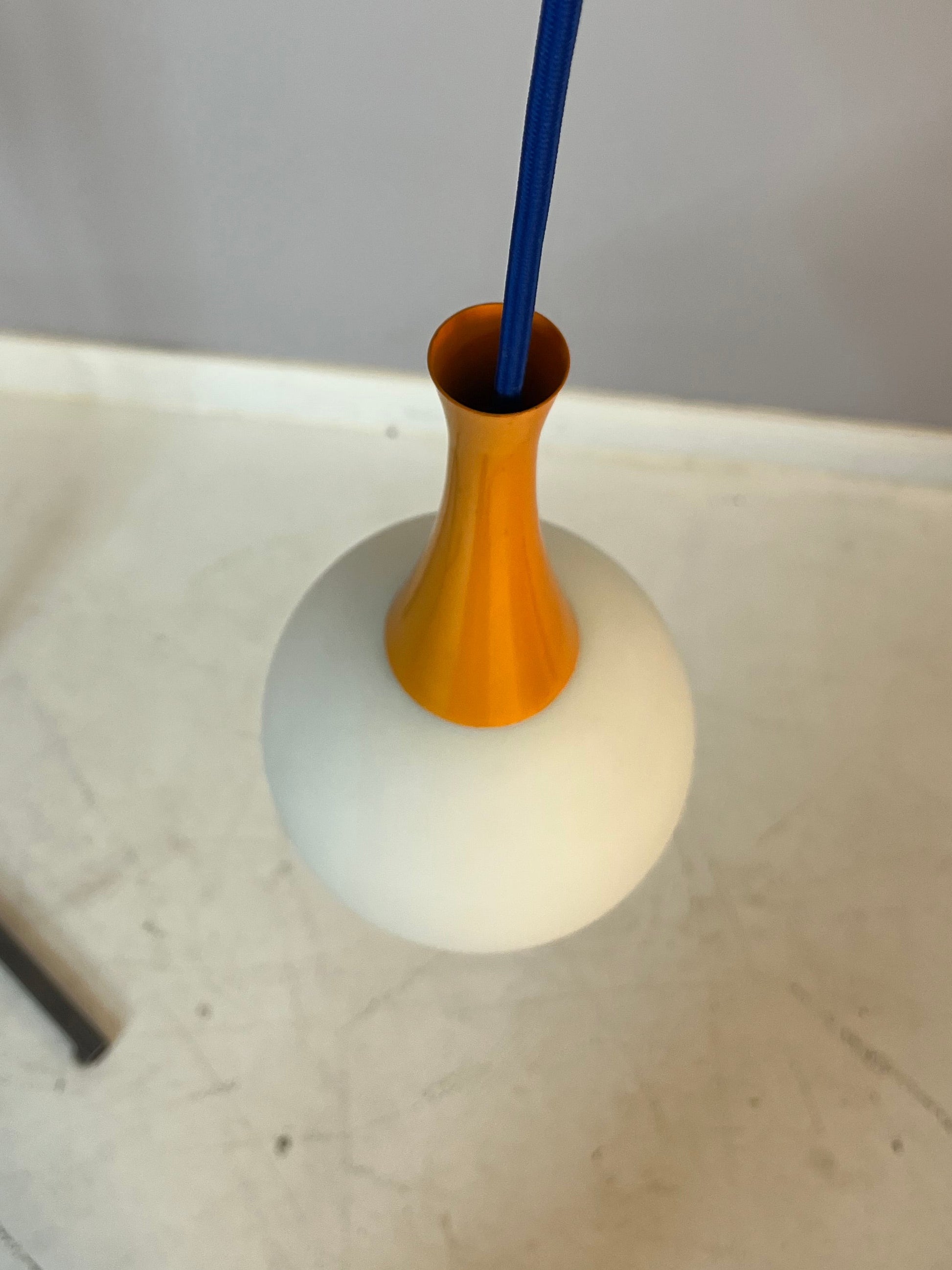 Kugellampe orange blau Opalglas von Richard Essig