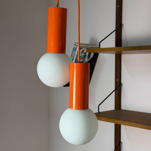 Set: 2x Hängelampe orange mit Opalglas Globus