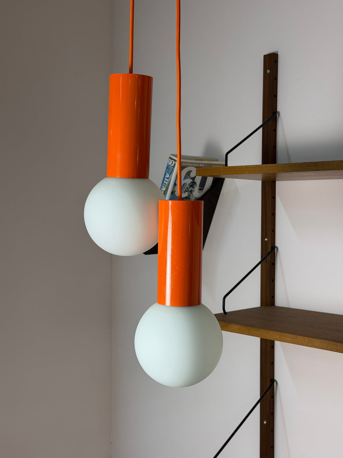 Set: 2x Hängelampe orange mit Opalglas Globus