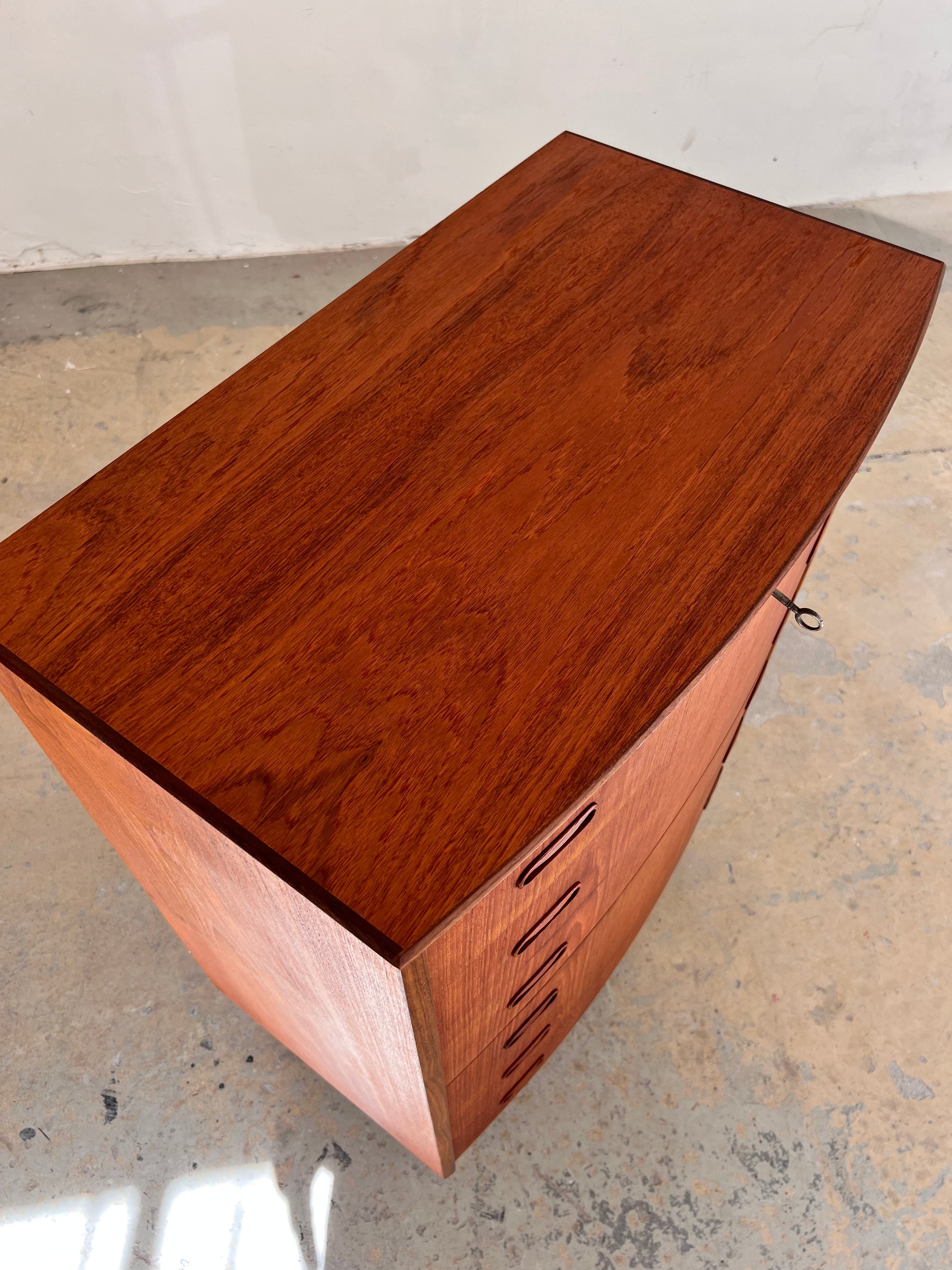 Halbrunde Kommode Teak mit Schloss aus Dänemark