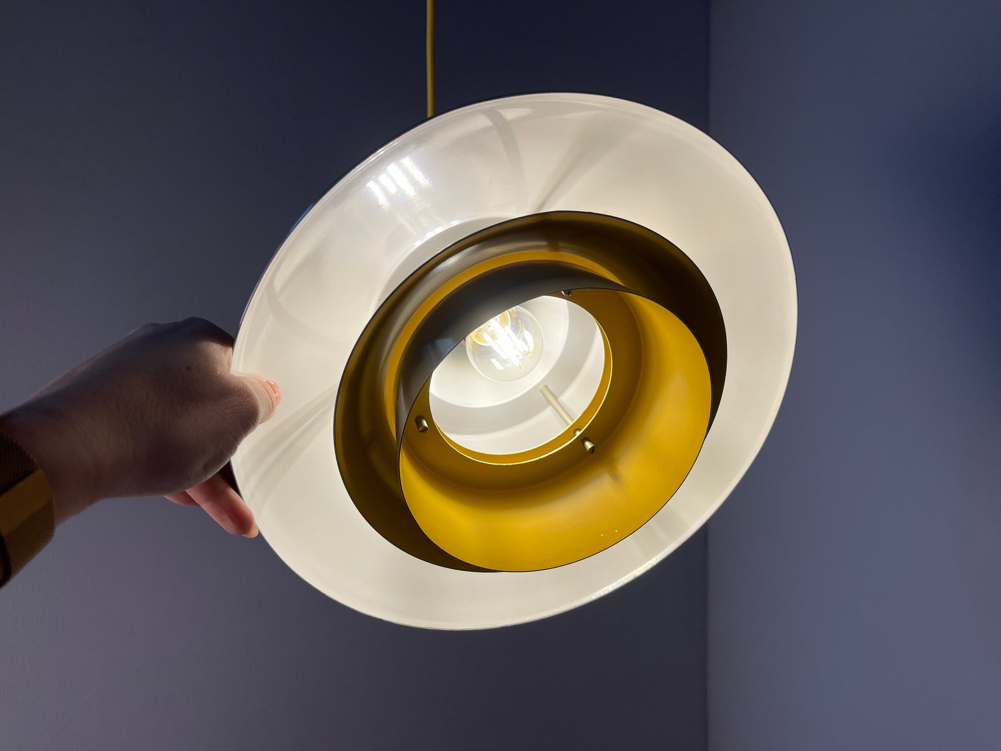Lamellenlampe Silber Messing mit gelbem Innenleben von Granhaga