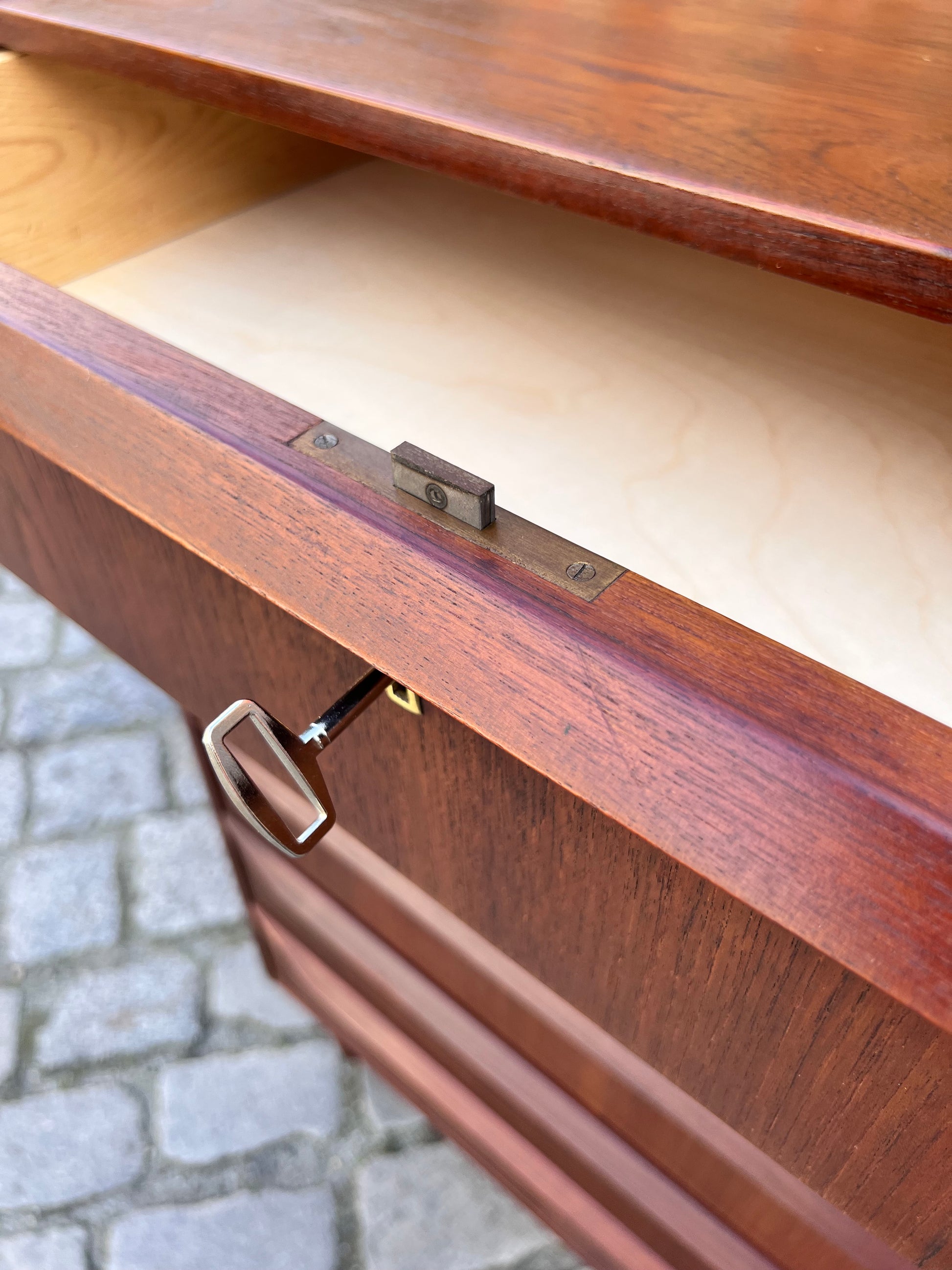 Kommode Teak mit Schloss aus Dänemark