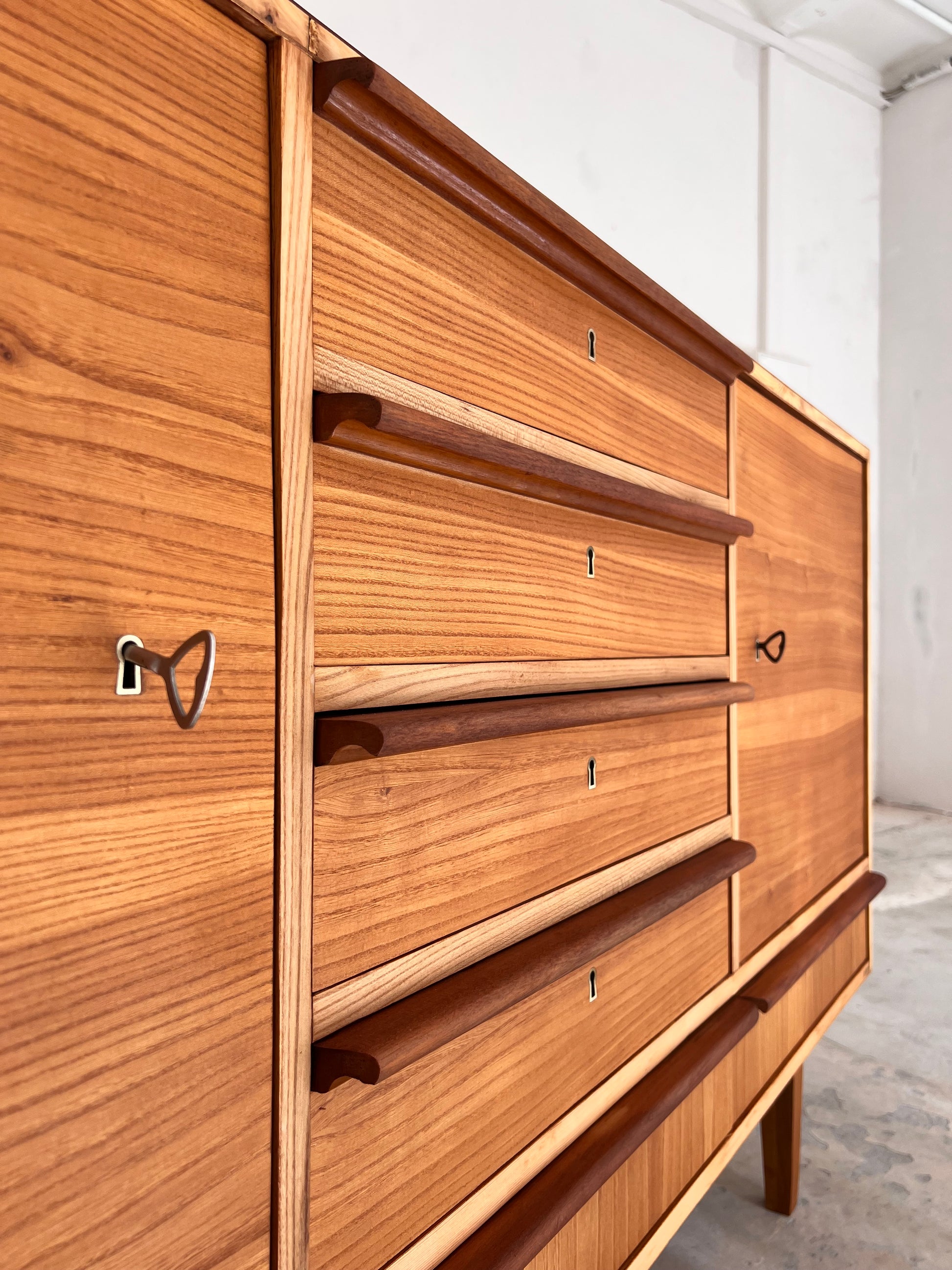 Sideboard Esche mit Schranktüren und Schubladen