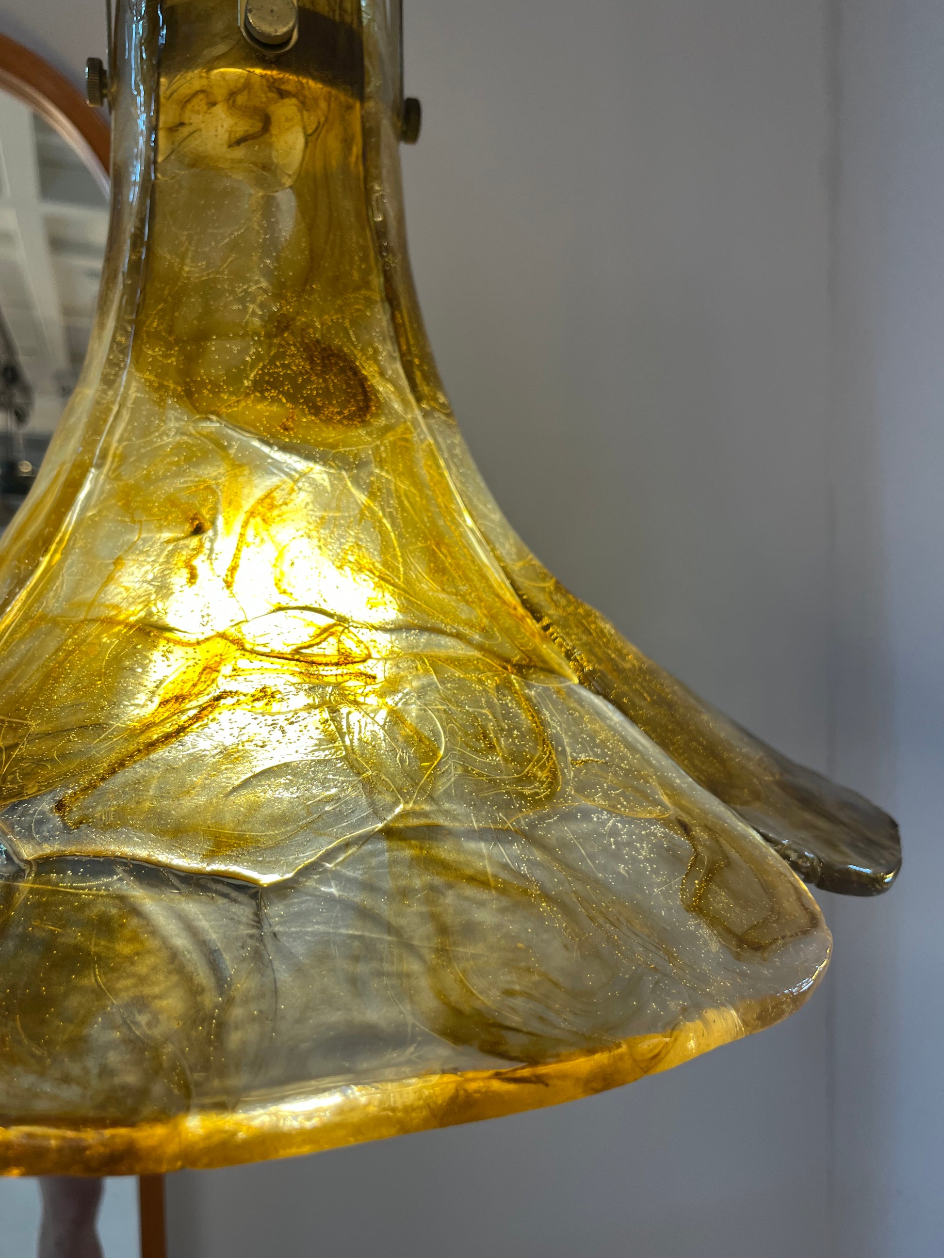 Hängelampe Blume gold braun Acryl Messing von Carlo Nason