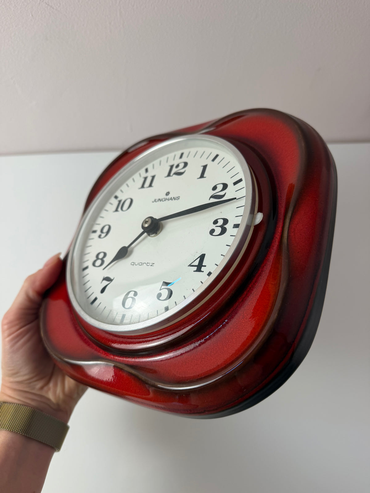 Wanduhr Modell 3688 rot von Junghans Quartz