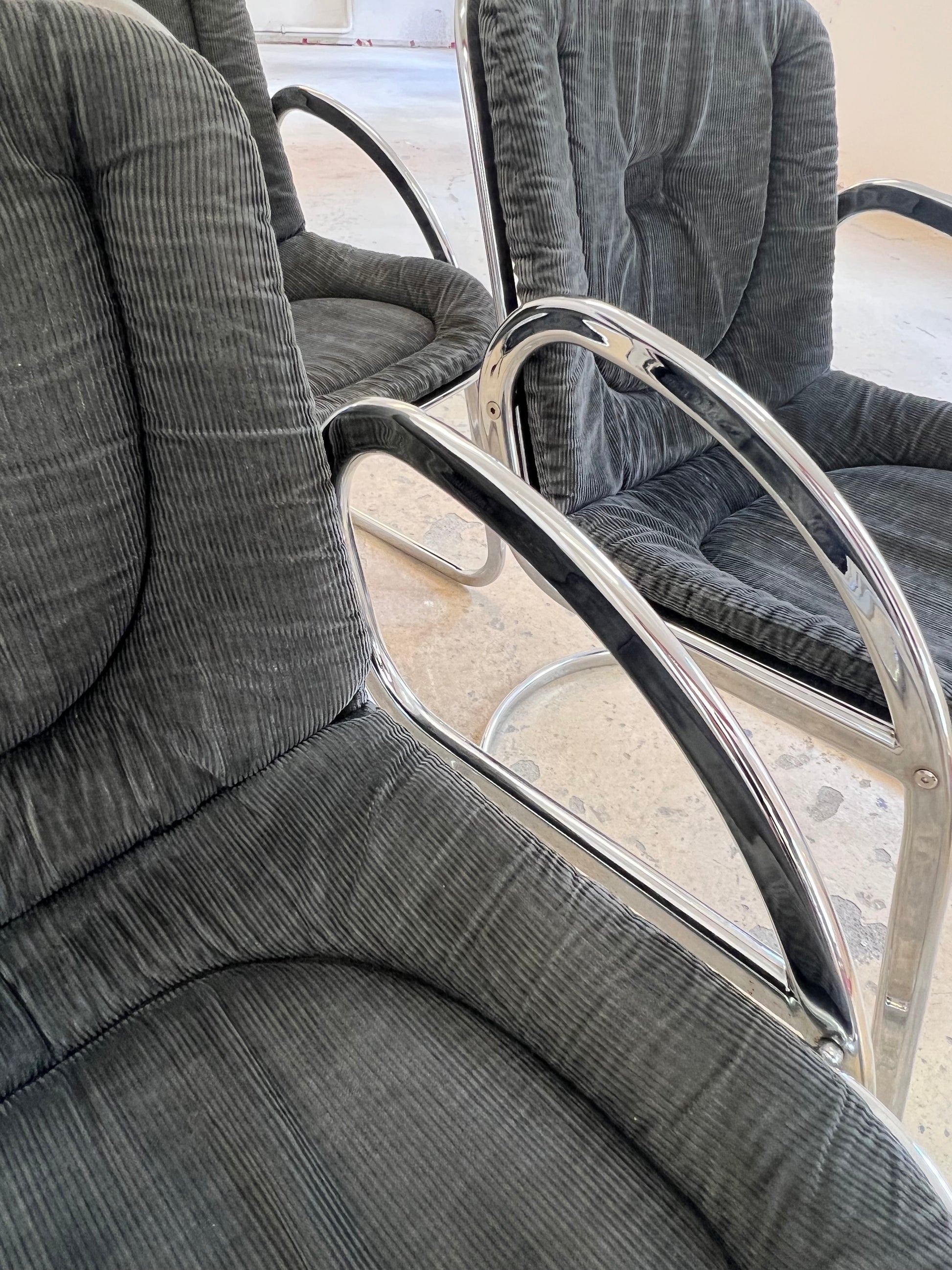 Freischwinger grau Cord Chrom von Gastone Rinaldi