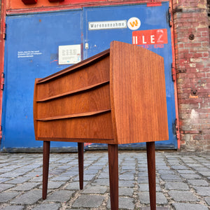 Kleine Kommode / Nachtschrank Teak mit durchgehenden Griffen aus Dänemark