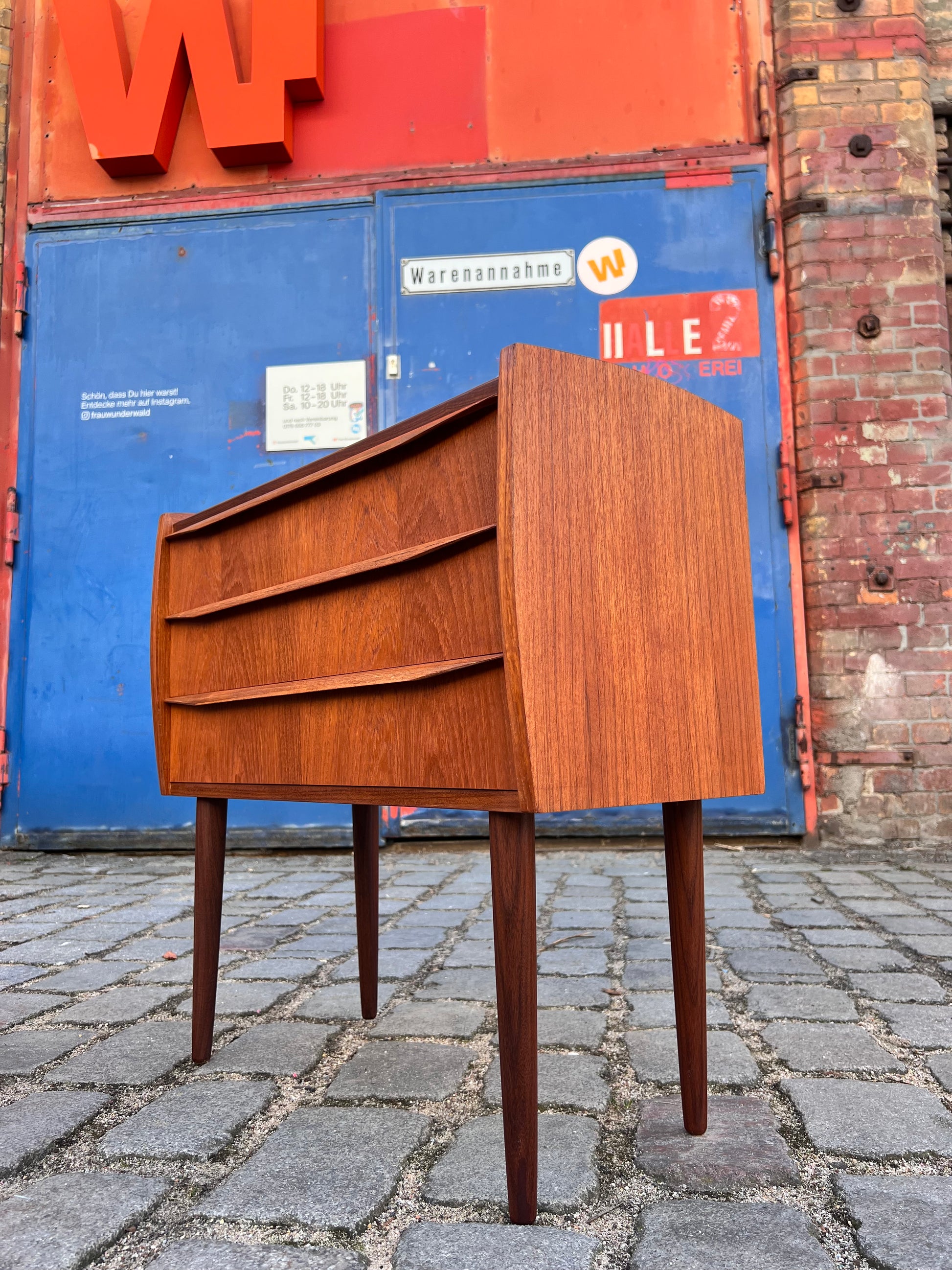 Kleine Kommode / Nachtschrank Teak mit durchgehenden Griffen aus Dänemark