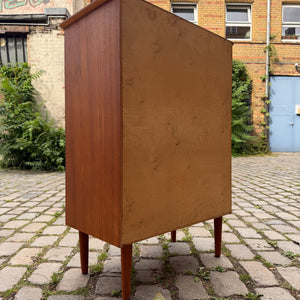 Kommode Teak mit Muschelgriffen & Schloss aus Dänemark