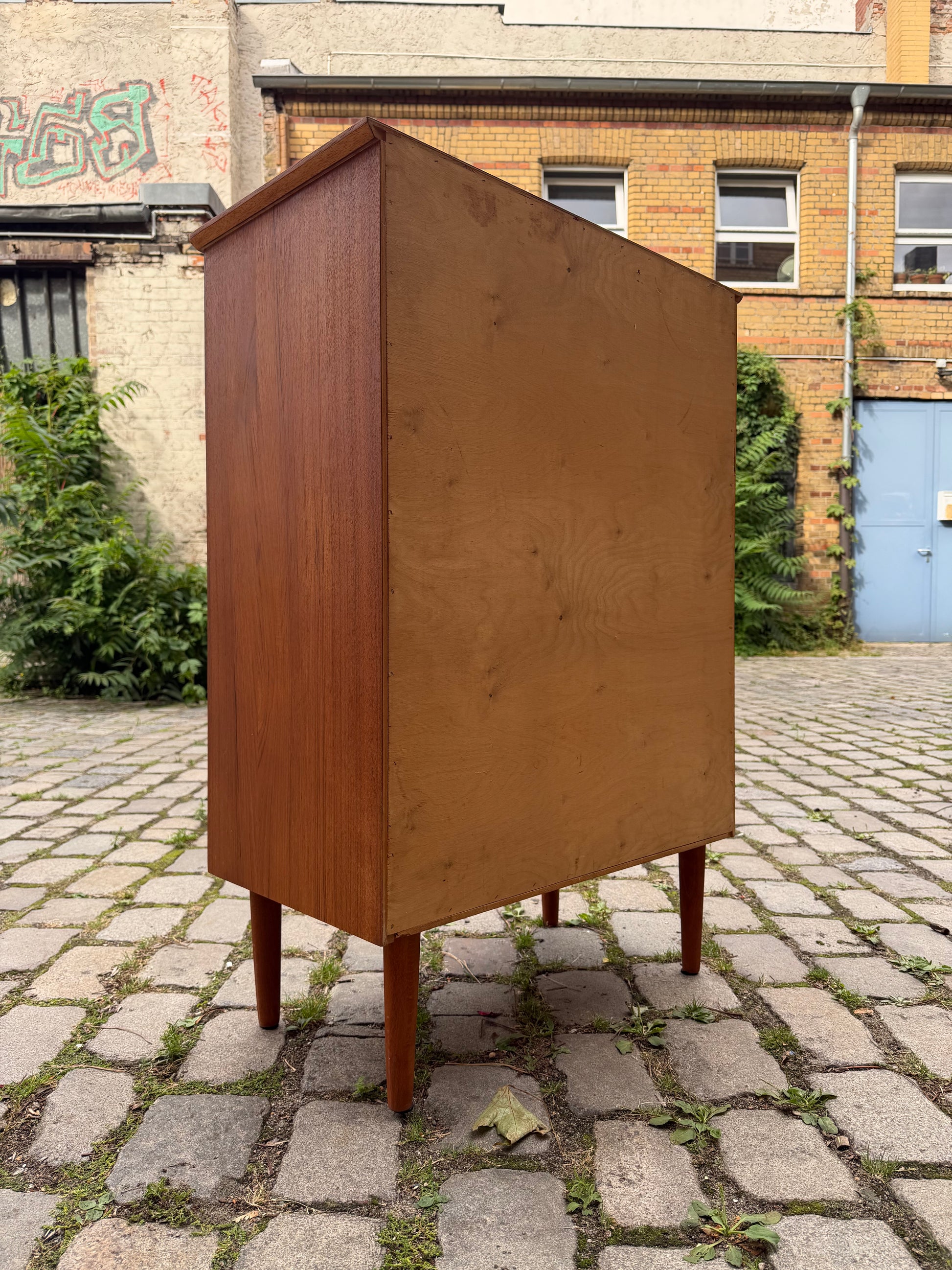 Kommode Teak mit Muschelgriffen & Schloss aus Dänemark