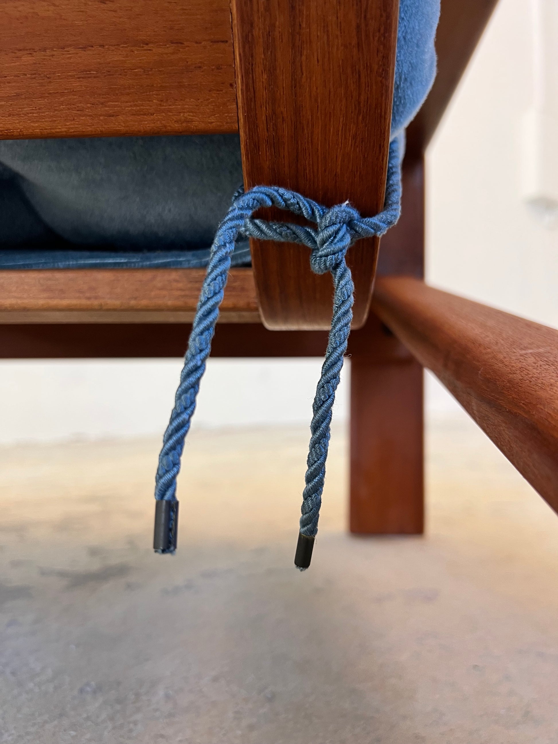 Sessel blau Samt und Teak Hochlehner