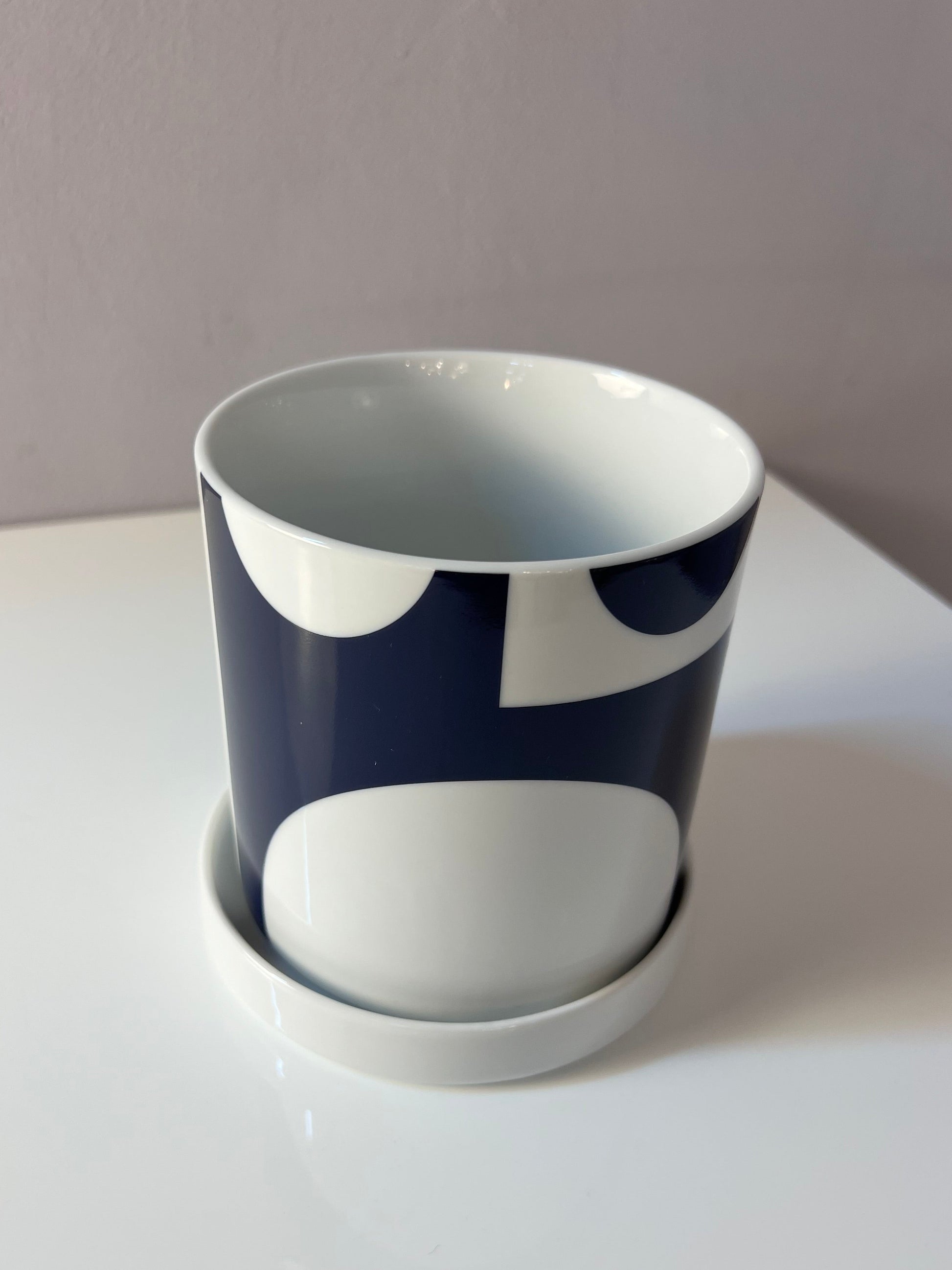 Blumentopf dunkelblau weiß mit "Geometry 1" Print von Verner Panton für Menu