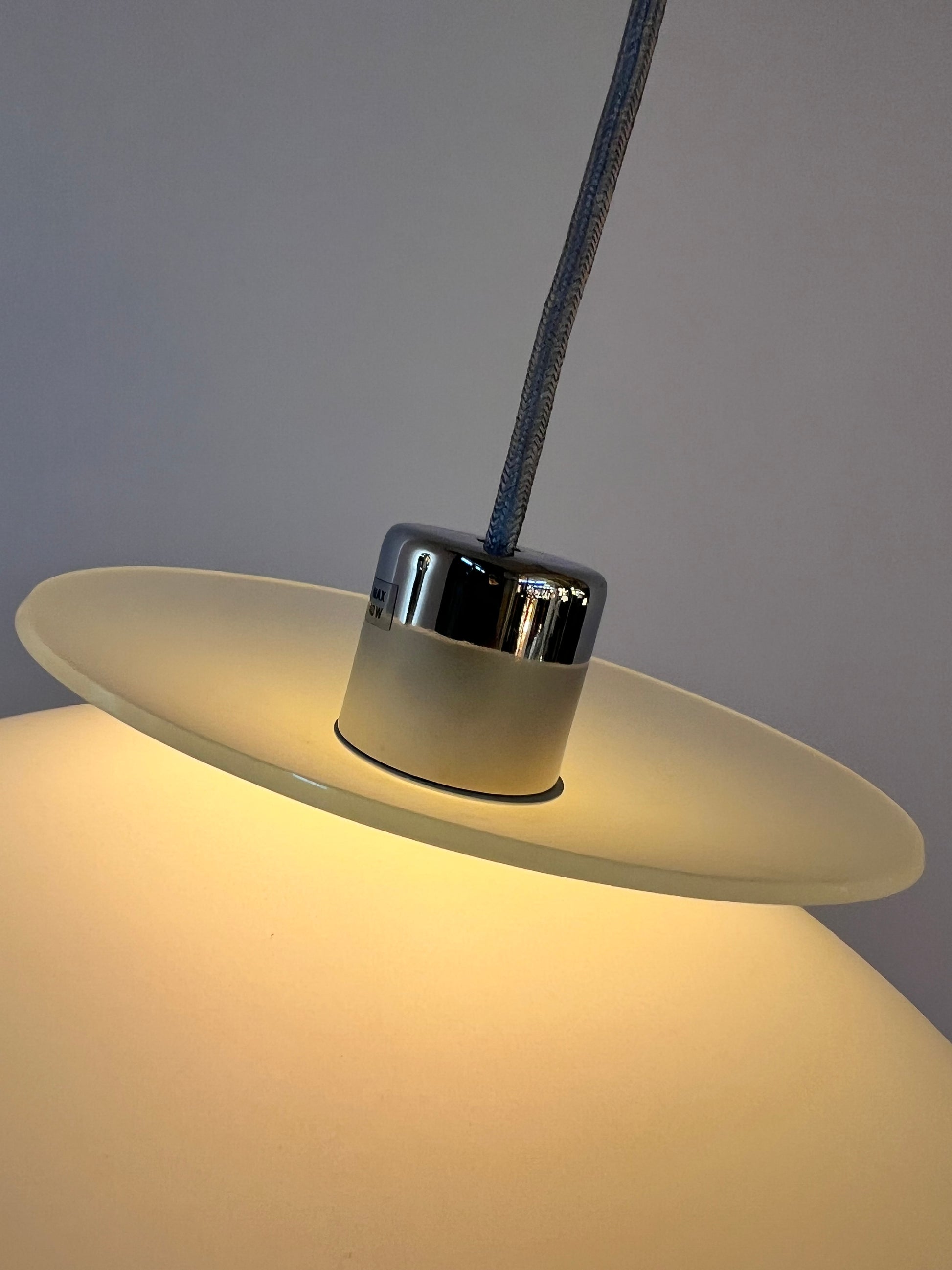 Lamellenlampe Milchglas Chrom aus Dänemark