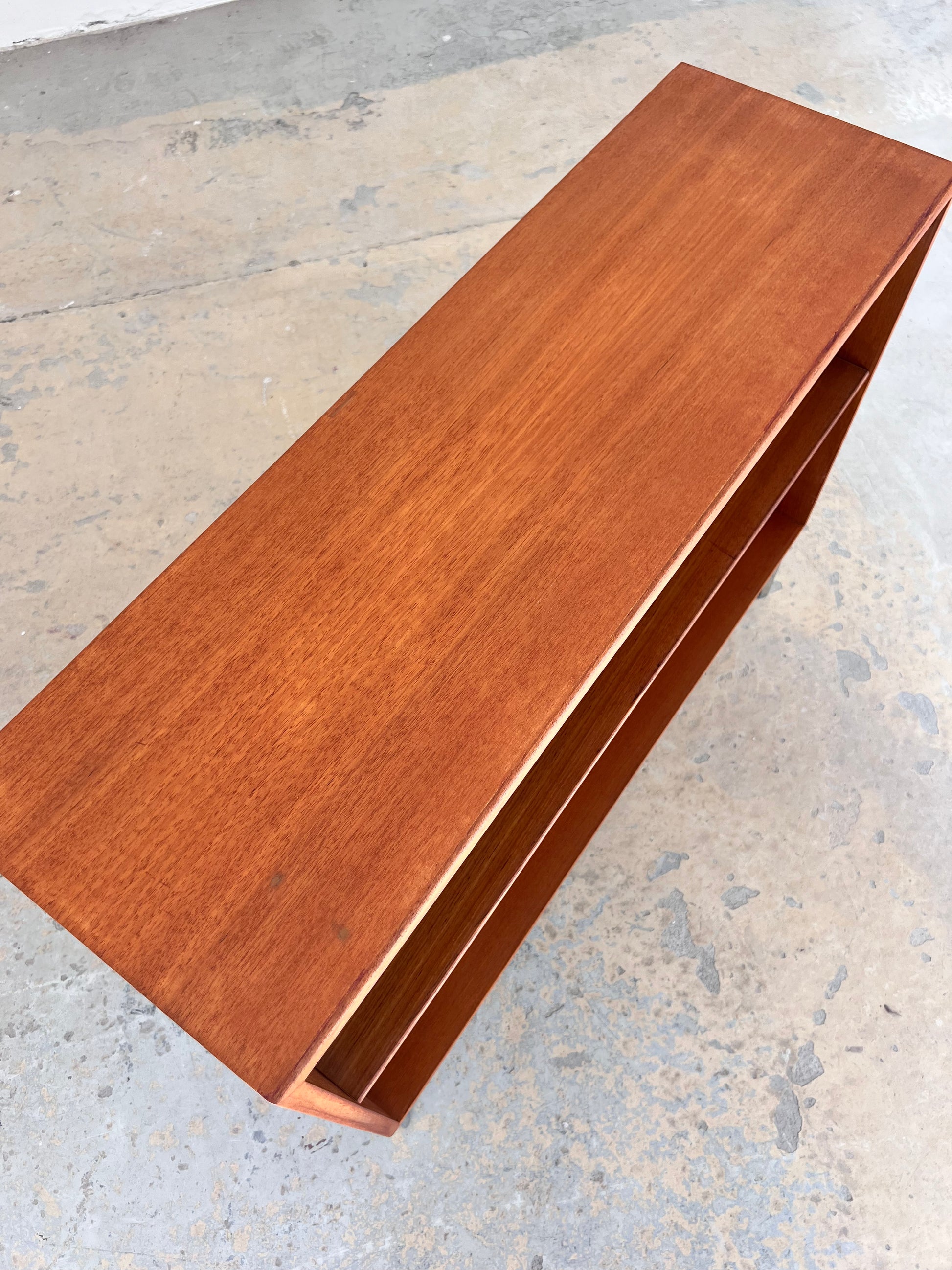 Regal Teak mit neuen Chromfüßen von Søborg Møbelfabrik