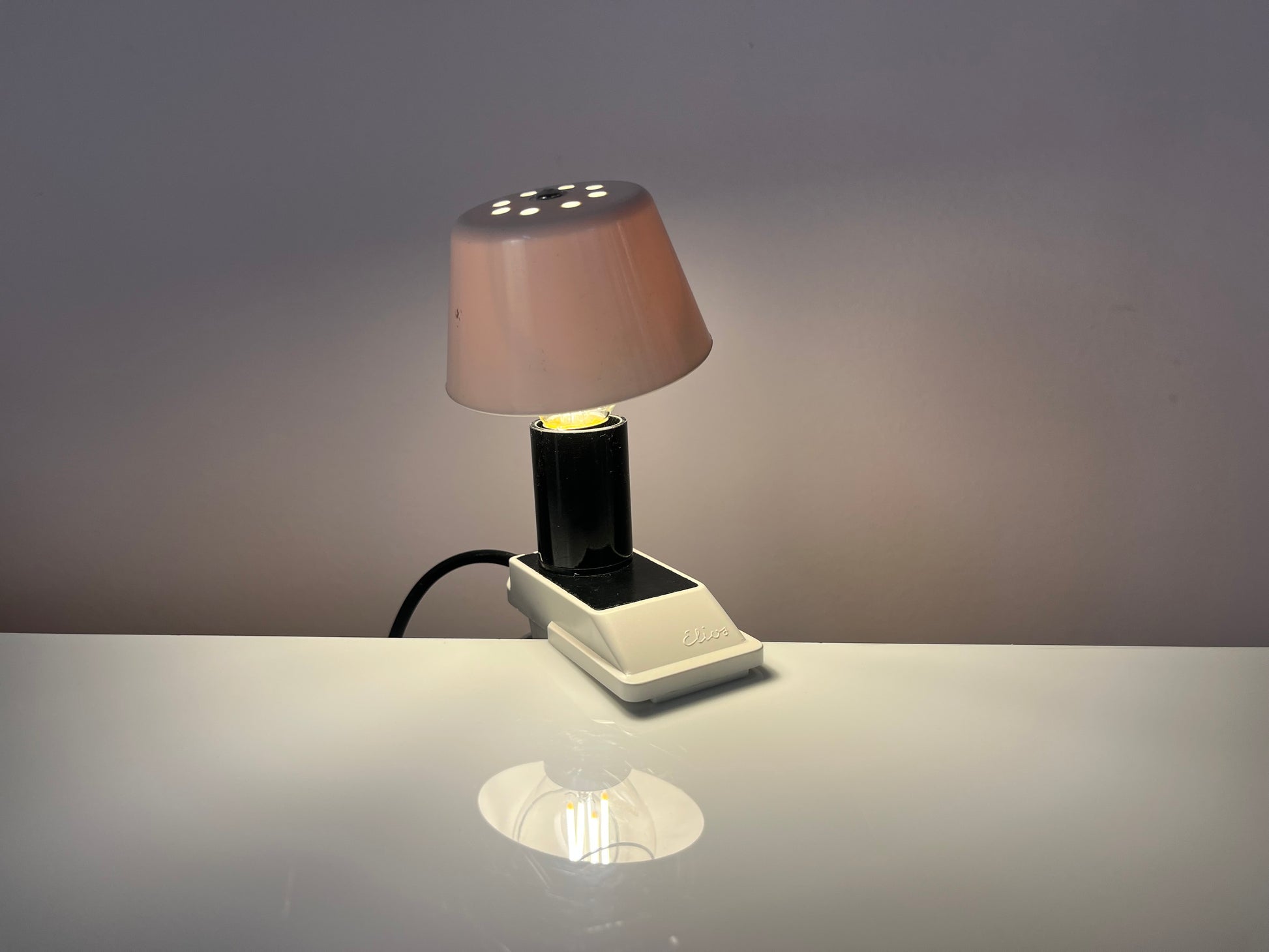 Klemmlampe weiß mit Metallschirm von Elios