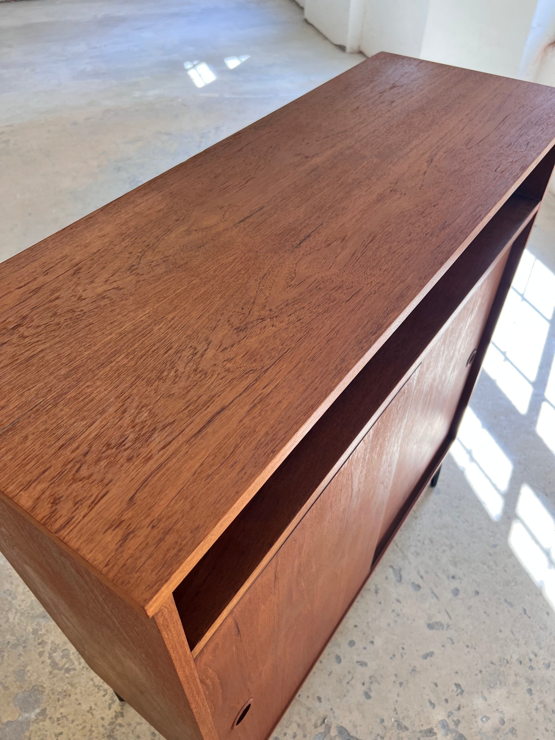 Schrank Teak mit Schiebetüren aus Dänemark